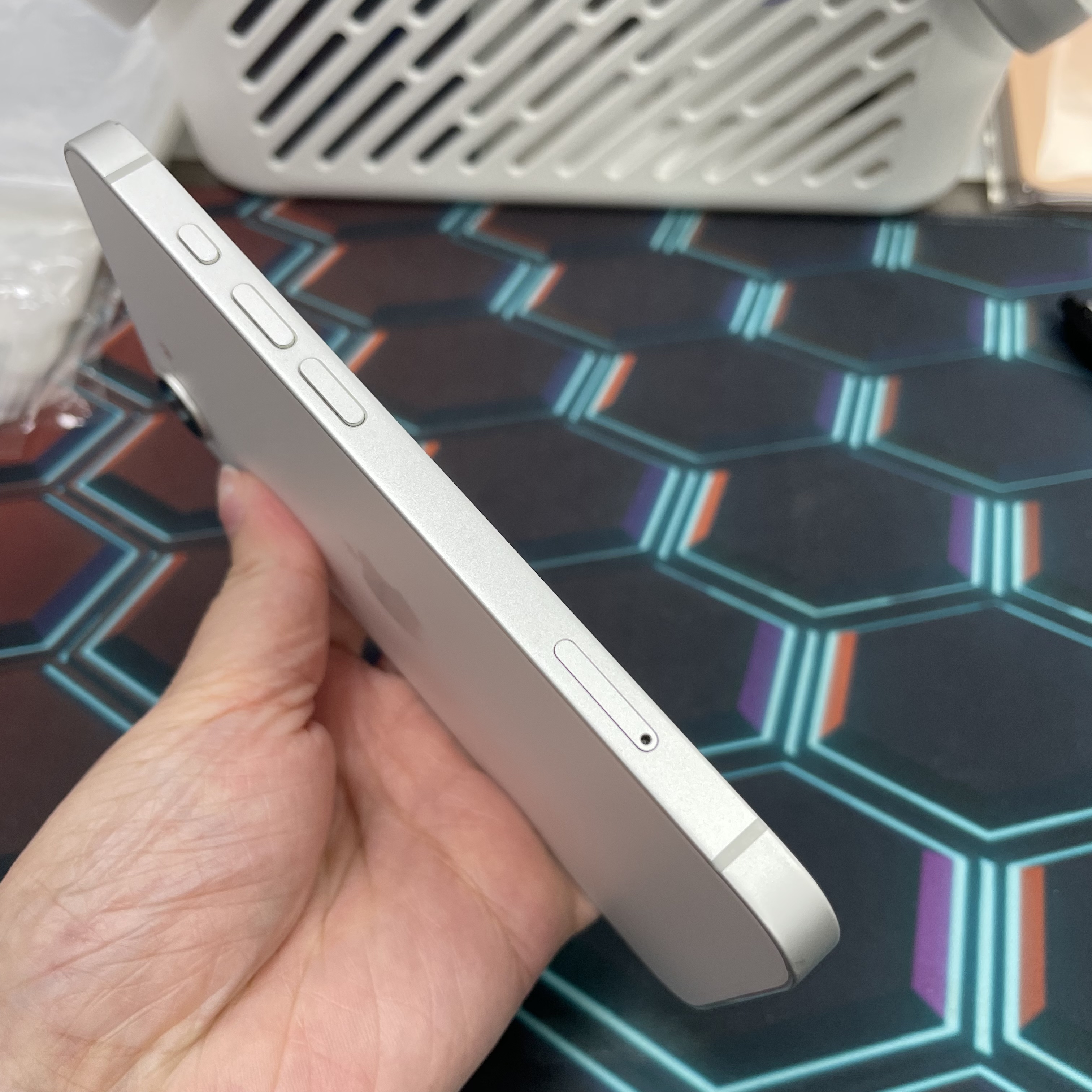 *7695 16e 勁靚機 128GB 電100 白色 white
