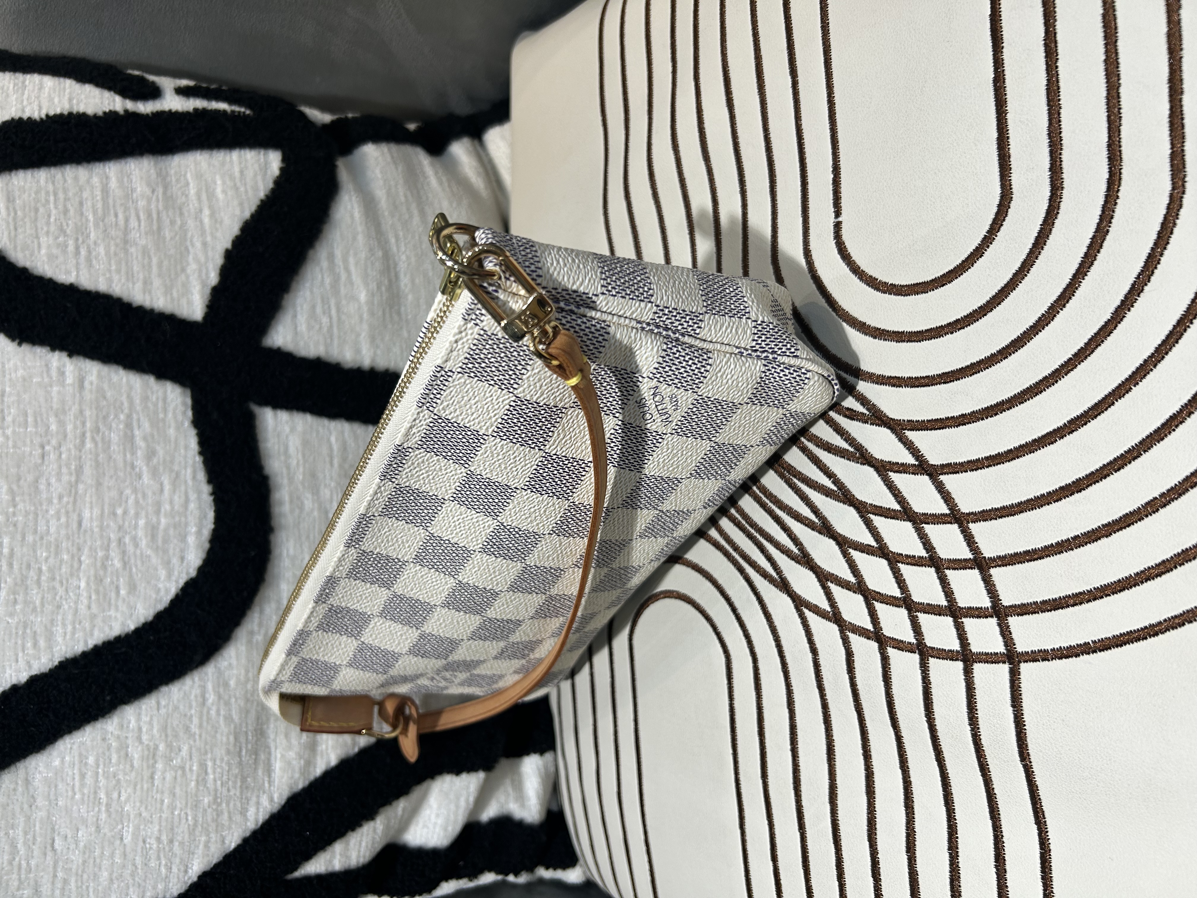 Louis Vuitton LV Pochette 白色棋盤格hobo bag 100%Authentic,98%new  