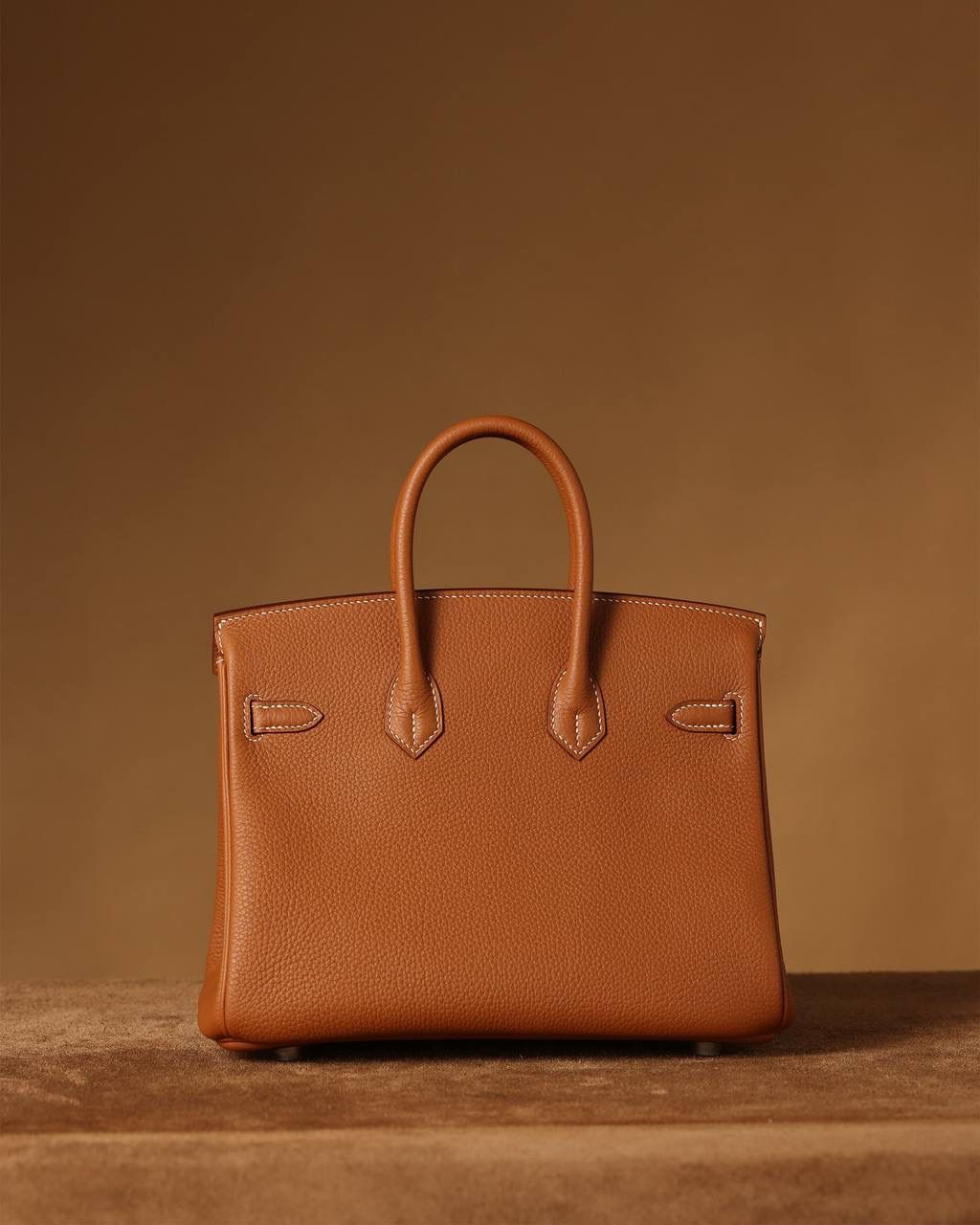 Hermes 爱马仕 Birkin25cm 金棕银扣👜✨ Birkin 独家渠道货 独家欧洲原厂皮原厂五金组装的ZP尾单货 尺寸：20 X 25 X 13CM 尺寸：22 X 30 X 16CM Birkin我们采用的是进口原厂Togo真皮，什么是Togo皮呢？ Togo皮：最经典的Birkin用皮。表面是均匀的颗粒状，类似荔枝纹，有光泽。皮质较硬，容易保持包包的形状，相对较轻，触感比较柔软，耐磨耐用； 我们用的是纯原、原厂皮就是和原版专柜一样的皮！