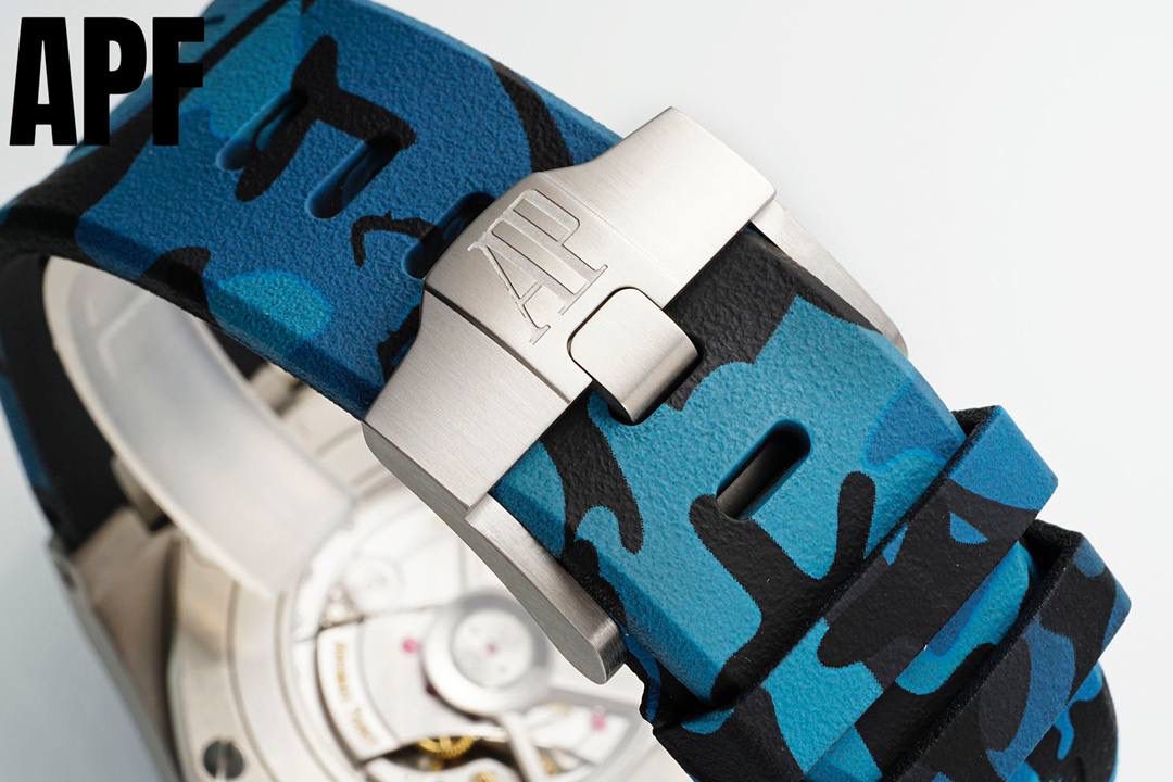 全新升级“夏日爆款”爱彼皇家橡树离岸型26470系列42Mm腕表 秒杀市面上所有版本“封顶之作 杜绝一眼假”在原有的基础上 潜心研发 突破壁垒 “打破原装封锁技术，同步原装独家计时码表款可松动头粒”使上手最大程度贴合手腕，大大提高了佩戴的舒适 同时也杜绝一眼假的尴尬处境。APF厂真正做到从每一个喜欢手⌚️的表友角度考虑 1. 表壳与圈口的选料，使用进口的氧化锆，无需任何颜料，以超高的压力与超高的温度锻造，形成超高密度的彩色陶瓷 2.采用最新CNC级别的打磨技术，将整个表壳的个个角度完美处理，3.每颗六角螺丝都与表框处于同一平面上，不接受一丝一毫的凸显与凹陷，真正诠释了何为顶级复刻艺术 4.表盘以爱彼经典的大格纹为背景，层次分明的方格排列，经过完美打磨，将匠人的工艺体现的淋漓尽致 5.镜面采用双面蓝宝石镜片，天然橡胶皮带，6.机芯采用原装3126的计时机芯，十二位的小秒，6点钟位和九点位的12小时计时与30分钟计时，完美的还原了原版的所有功能，每块手表APF厂都经过人工QC确保机芯的稳定性，真正做到无可挑剔欢迎各位 表友鉴赏🔥‼️