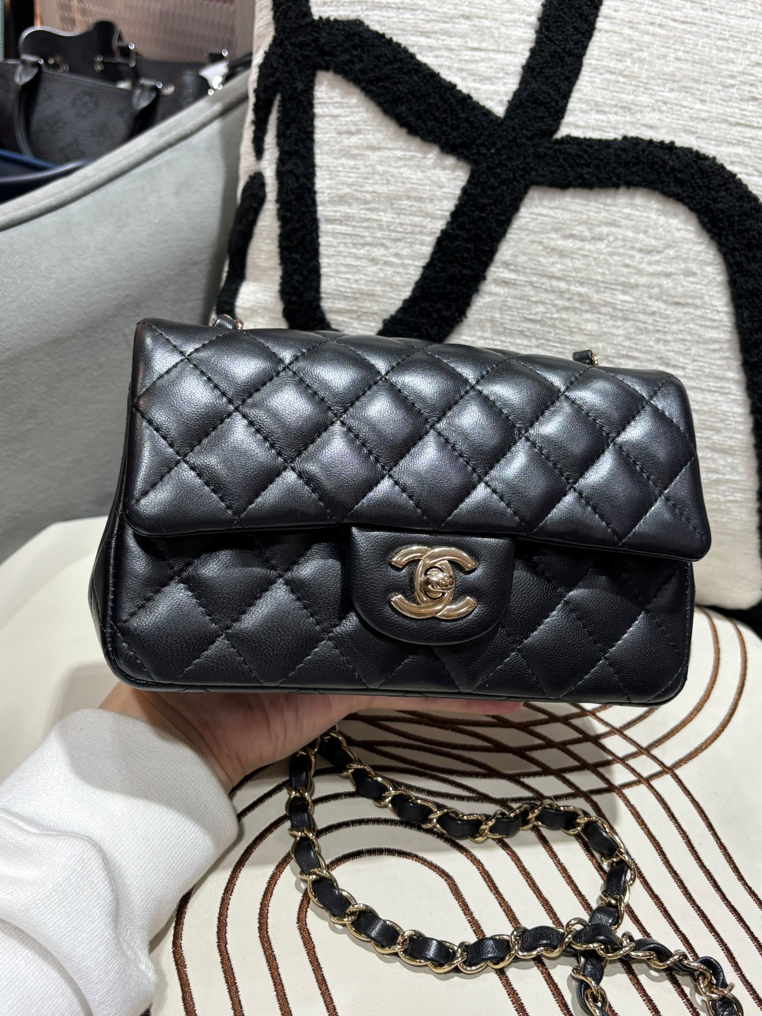 Chanel mini flap bag A69900黑金cf20,晶片 100%Authentic ,98%new  ✅晶片✅塵袋✅box