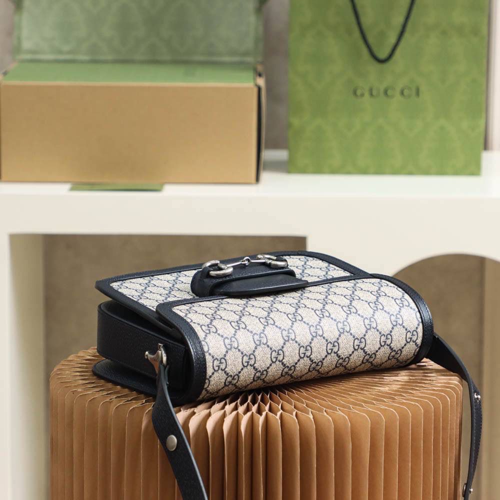 新配色𝟏𝟗𝟓𝟓 小号系列 #602204#原厂皮 YY# 🔷尺寸：25*18*8cm 超人气的𝑯𝒐𝒓𝒔𝒆𝒃𝒊𝒕马衔扣复古系列，这一季的新配色 米灰色搭配神秘蓝，把当红王炸款 马鞍包再次推上新的颜值高度。经典元素自带的复古路线，搭配上新配色， 不仅复古感十足，还时髦感十足， 简直就是复古与现代时尚的新碰撞💥一直被称为“必备单品”实力推荐这只新配色！颜值一眼深得人心！