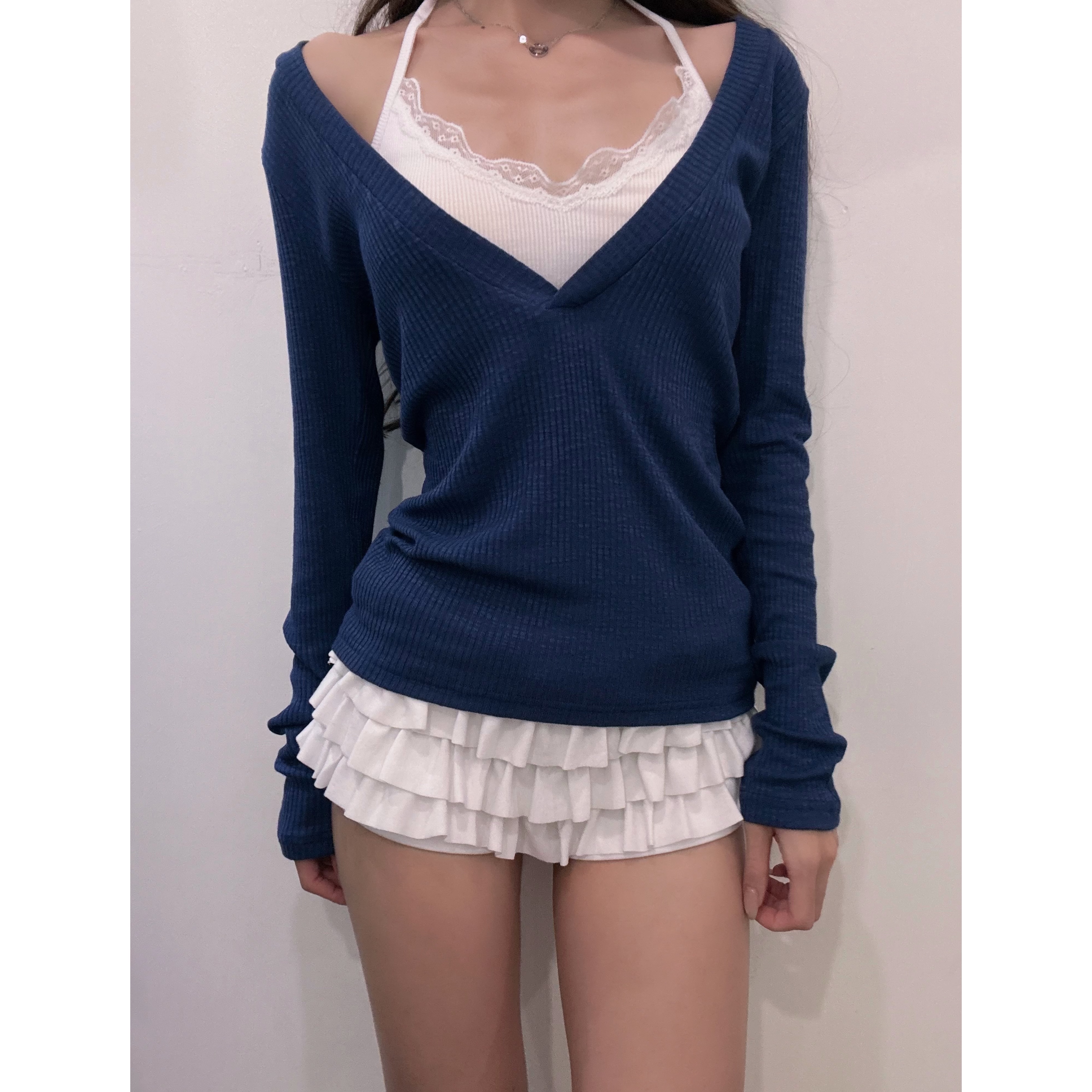 優惠價9月5截🐿️2608U《PLUNGING V-NECK TOP》