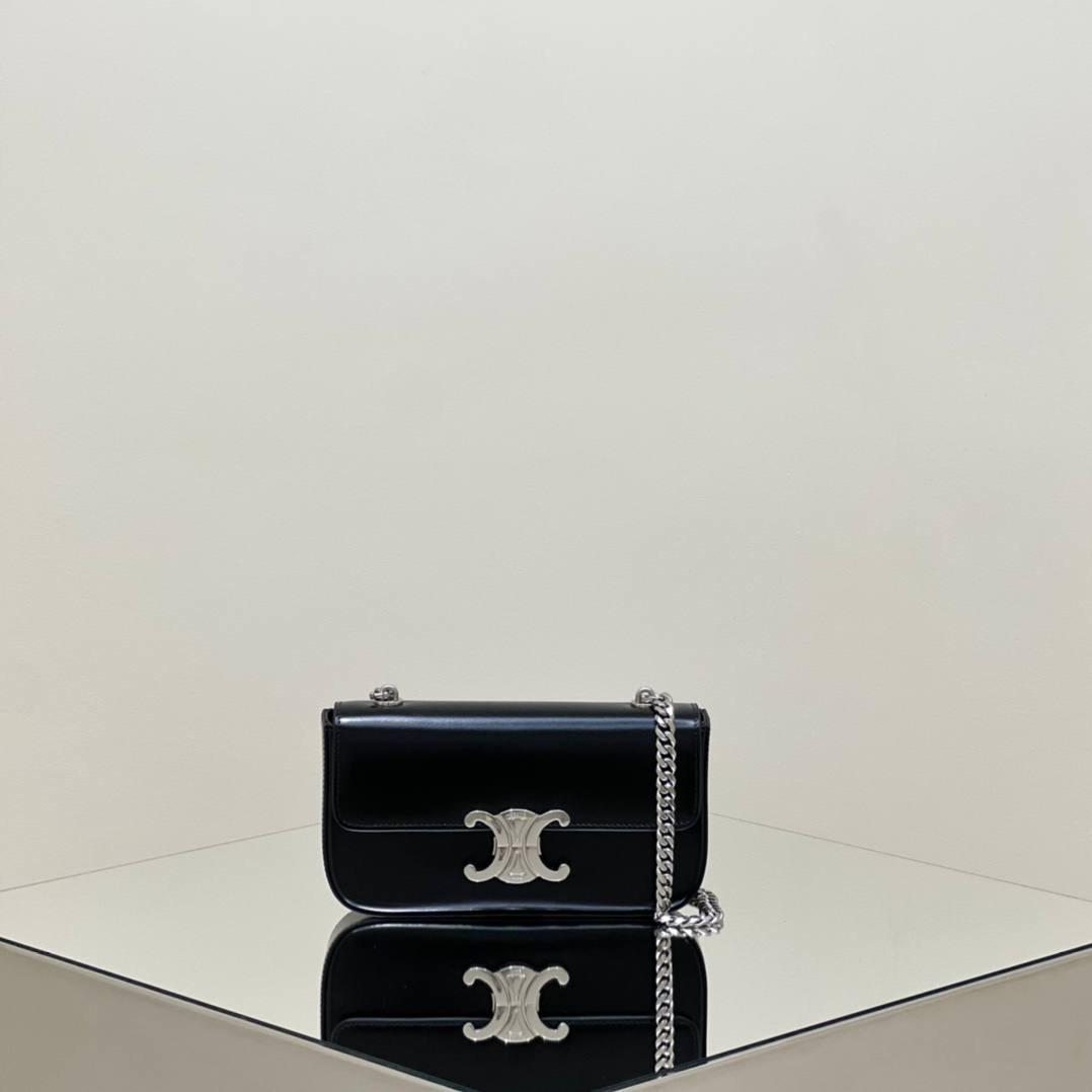 🔥大货实拍图 𝗖𝗘𝗟𝗜𝗡𝗘 ♥ 𝗧𝗥𝗜𝗢𝗠𝗣𝗛𝗘链条腋下包 型号：197993 尺寸：20.5*11.5*4cm