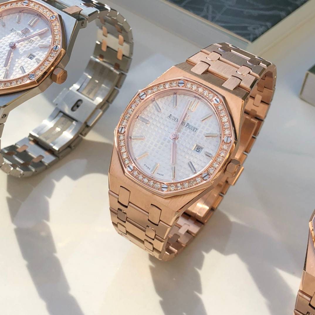 爱彼皇家橡树系列67651的玫瑰金女士钻石石英腕表 爱彼皇家橡树系列独有的八角形外观还拥有爱彼独特的设计风格也将女士优雅风格融入其中，深受女明星们的爱戴，即使只有33毫米的小尺寸，也将爱彼独有的纯净美感与刚毅线条展现的淋漓尽致💝💖💘 而镶满钻石的表圈也为佩戴的女士增添了更多的柔美。（40颗明亮型切割美钻 总重约0.71克拉）搭载瑞士石英机芯、拥有实用的日历显示功能，女士们佩戴起来不会显得沉重 配专柜品质全套包装发货 这种货一般数量不是很多的 因为非一般人能操刀，能完整操刀的团队屈指可数。