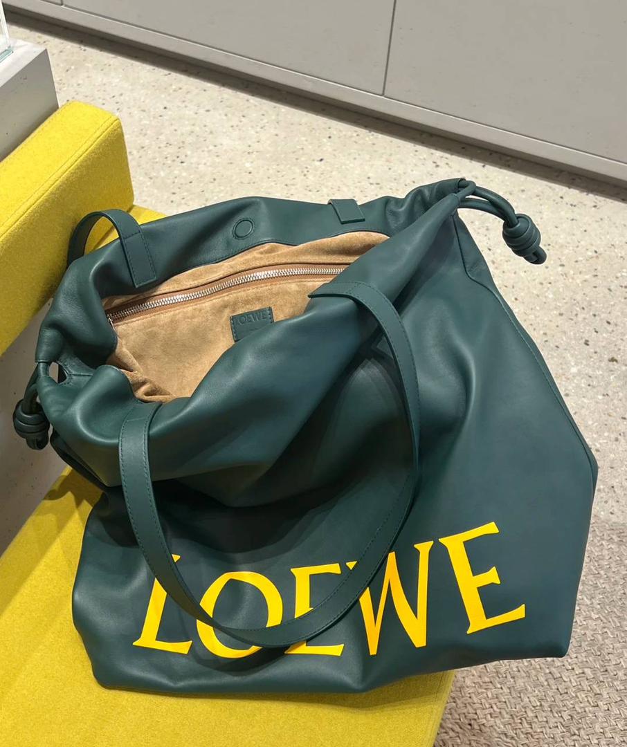 🎈全新福袋𝗙𝗹𝗮𝗺𝗲𝗻𝗰𝗼 𝗧𝗼𝘁𝗲 ——【常青色到货✅】 尺寸：𝟒𝟔-𝟏𝟐.𝟓-𝟒𝟏𝐜𝐦 编码：052026【配防尘袋，没有盒子】 ❤️以经典Flamenco系列手袋👜为基础，新款Flamenco Tote手袋采用加长廓形，正面饰品牌超大对比色𝐋𝐎𝐄𝐖𝐄标志，外部进口Napa小牛皮，内里绒面设计，整个包手感超级柔软舒服。 ❤️超大容量设计，磁扣开合，1个拉链内袋，可肩背或者手提✌🏻，可放15寸电脑💻，出行通勤必备，无论男女都🉑轻松驾驭。