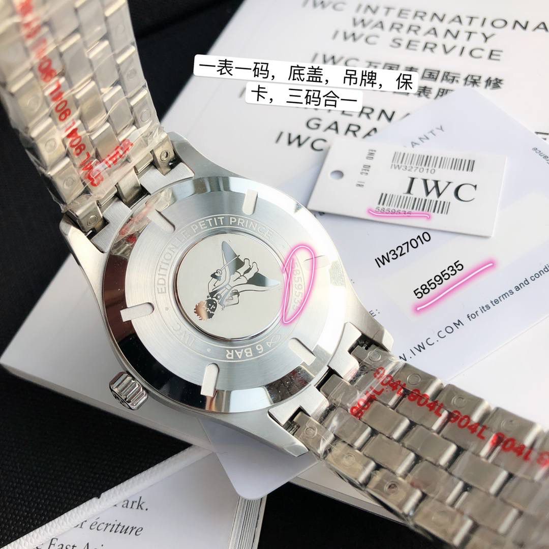 硬货首发，市场独家！IW3270156 。316L精钢材质，非凡工艺，让小厂知难而退！万国飞行员马克十八传承腕表，采用原装瑞士ETA王牌机芯，40mm表径，全数字刻度超强夜光，双面防反光凸状蓝宝石玻璃表镜。原版1比1开模钢带，在很多细节的把控上都已达到行业顶级，且多项可为标杆，整表细节一丝不苟。 原装价格4W多，一般人均可轻松驾驭，此款万国飞行员腕表视为万国经典款型，任何场景着装均适合佩戴，可谓百搭神器。全套包装出货