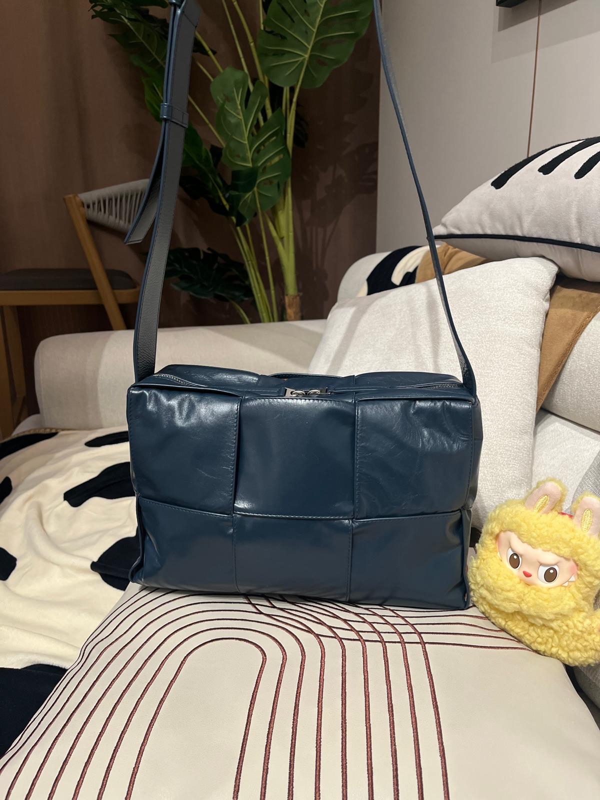 BOTTEGA VENETA BV CASSETTE SHOULDER BAG  100%Authentic,98%new ✅dust bag W29cm x W10cm x H18cm
