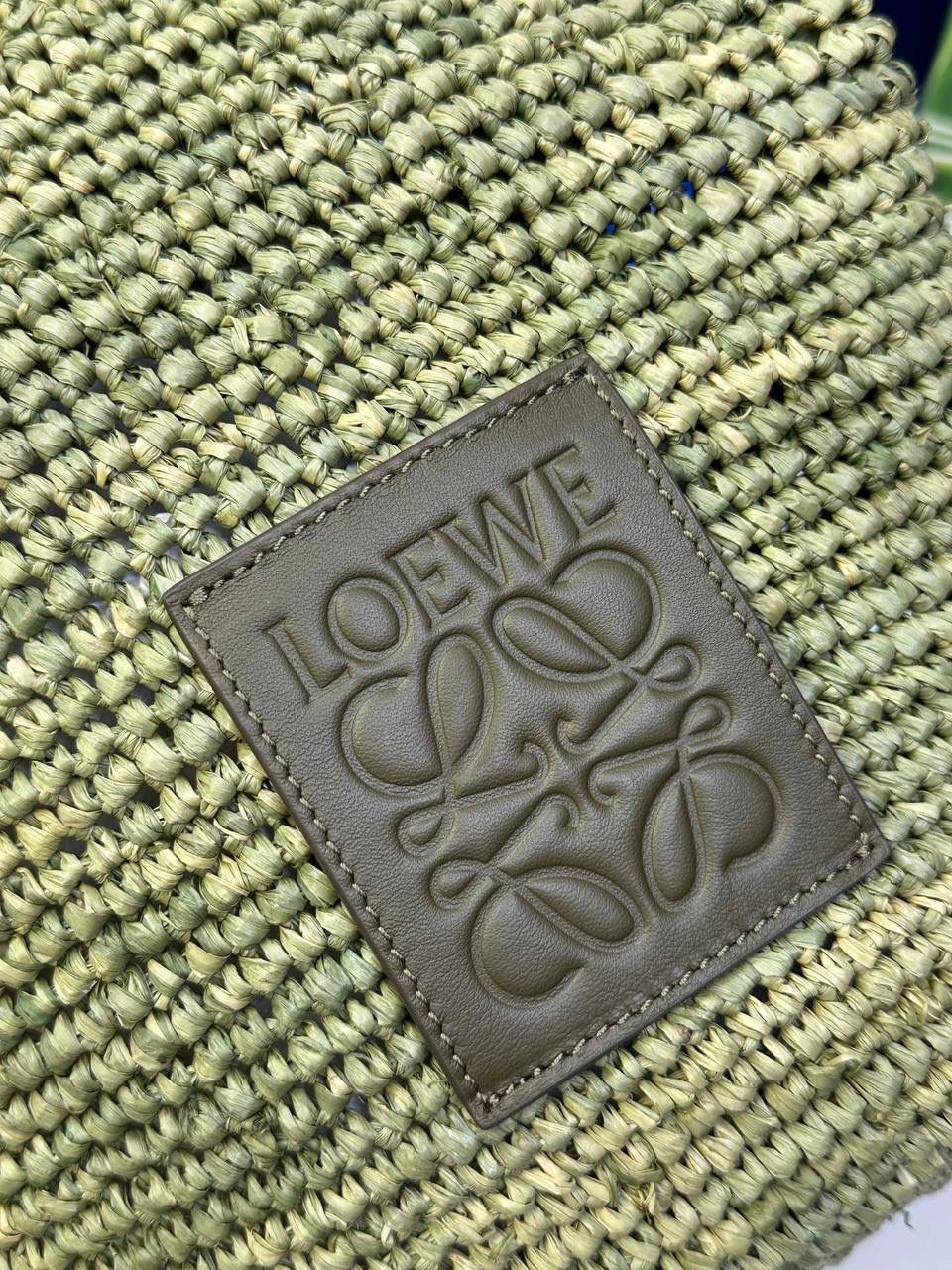 🎈𝙋𝙖𝙪𝙡𝙖 𝙞𝙗𝙞𝙯𝙖 迷你酒椰草编包𝙎𝙡𝙞𝙩🧺 ——【橄榄绿到货‼️】 面料：进口拉菲草/牛皮 尺寸：𝟑𝟎-𝟖-𝟑𝟎𝐜𝐦 编码：652405 （下单须知：由于天然纤维材料特别，带毛刺，日照时间长短不同，颜色略有变化，纯手工编织制作而成，每一只都独一无二，每个包的尺寸也有所不同‼️完美主义者慎入⚠️） 👉🏻此款草编包由纯进口拉菲草叶手工编织制作而成，搭配有一条可拆卸的刺绣宽肩带，可斜挎/肩背/手提等多样化背法❤️时尚清新，软塌不定性，慵懒又随性，夏日出行必备‼️