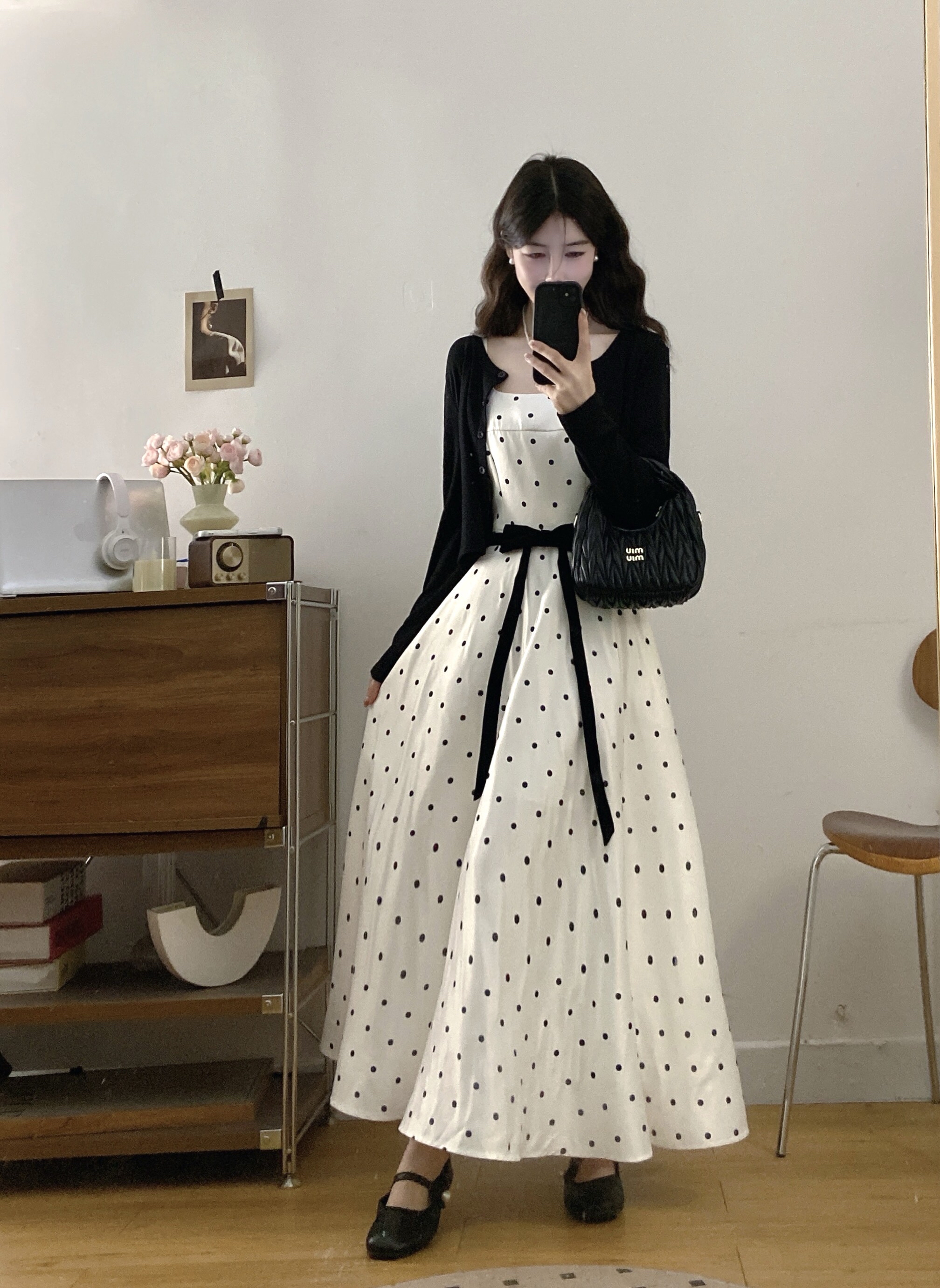 B97(9333长) 长款韩系温柔风波点腰蝴蝶结白吊带裙与黑开衫两件套连身裙