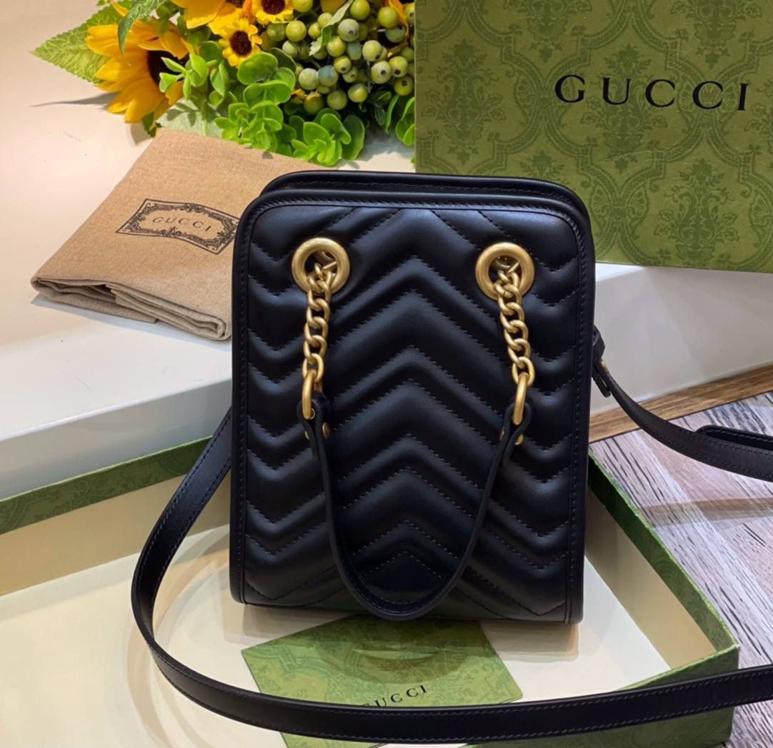 🔥𝐌𝐚𝐫𝐦𝐨𝐧𝐭 迷你托特# ▫️型号：696123 ▫️尺寸 19*16*6cm 经典款中很火很火的有木有，皮革全新升级。原厂牛皮➕顶级五金❗️经典双G设计，最好卖的款，简单的手拎斜挎设计，立体绣花让整个包活跃了起来，手拎带与斜挎肩带都🉑️拆卸，包身挺阔 容量非常充裕！