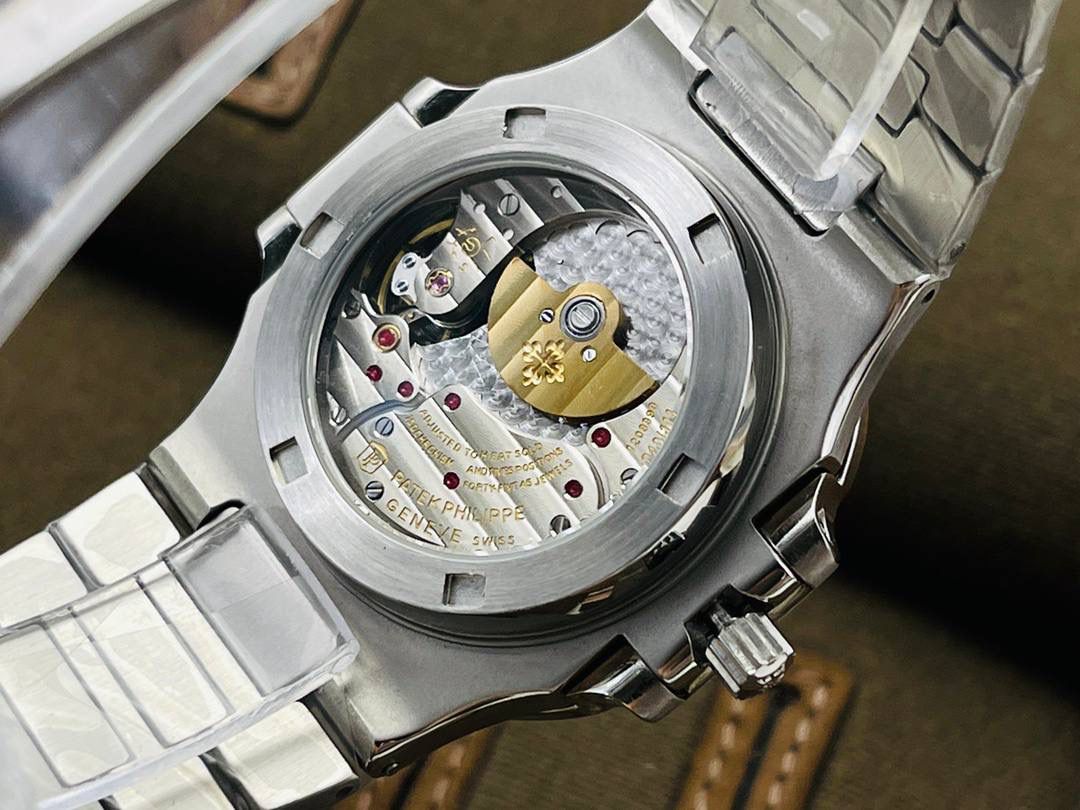 V3升级版 【市场最高品质版本】百达.翡丽Patekphilippe运动系列（鹦鹉螺）5724（霸道总裁）升级版珍珠陀！ 1⃣️所有功能同正品（10字位动能显示，7字位日历和月相 4字位小秒针），和原装一样的带水平压纹图案，带荧光刻度 ！ 2⃣️直径40毫米，904L精钢镀金，蓝宝石玻璃镜面。 3⃣️5722和5724款的外钻为施华洛世奇钻，通透闪亮，气质非凡。在目前技术范畴内尽可能接近原装，此款腕表可以让您驾驭所有场合！ 匠心之作 欢迎您的品鉴！（现在买就送定制版一支商务用笔，让您的品味十足，气派十足，从容面对任何挑战）