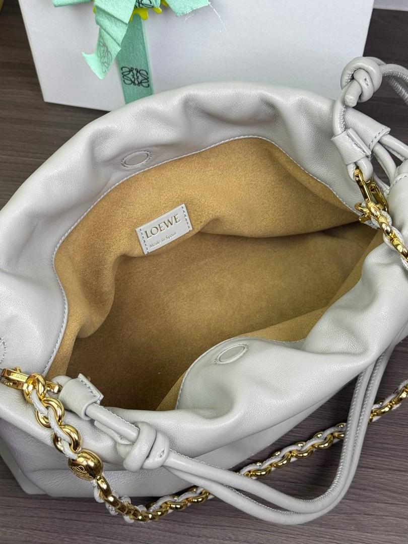 🎈中号链条款𝙁𝙡𝙖𝙢𝙚𝙣𝙘𝙤 𝙋𝙪𝙧𝙨𝙚羊皮 ——【银灰色】 尺寸：𝟯𝟬-𝟭𝟬.𝟓-𝟮𝟬𝐜𝐦 编码：012403 【配全套礼盒】 👉🏻延续福袋收缩绳褶皱设计•羊皮包身手感细腻柔软❤️ 👉🏻链条肩带➕皮肩带的双肩带设计•时尚百搭•给足了集美们多样化的选择。肩带可拆卸可调节•磁扣开合•正面烫金𝙇𝙤𝙜𝙤•呈现出高贵典雅的视觉感😍 👉🏻独家背景➕独家品质➕独家全套砖柜礼盒套装•市场高端品质皆在我手✌🏻