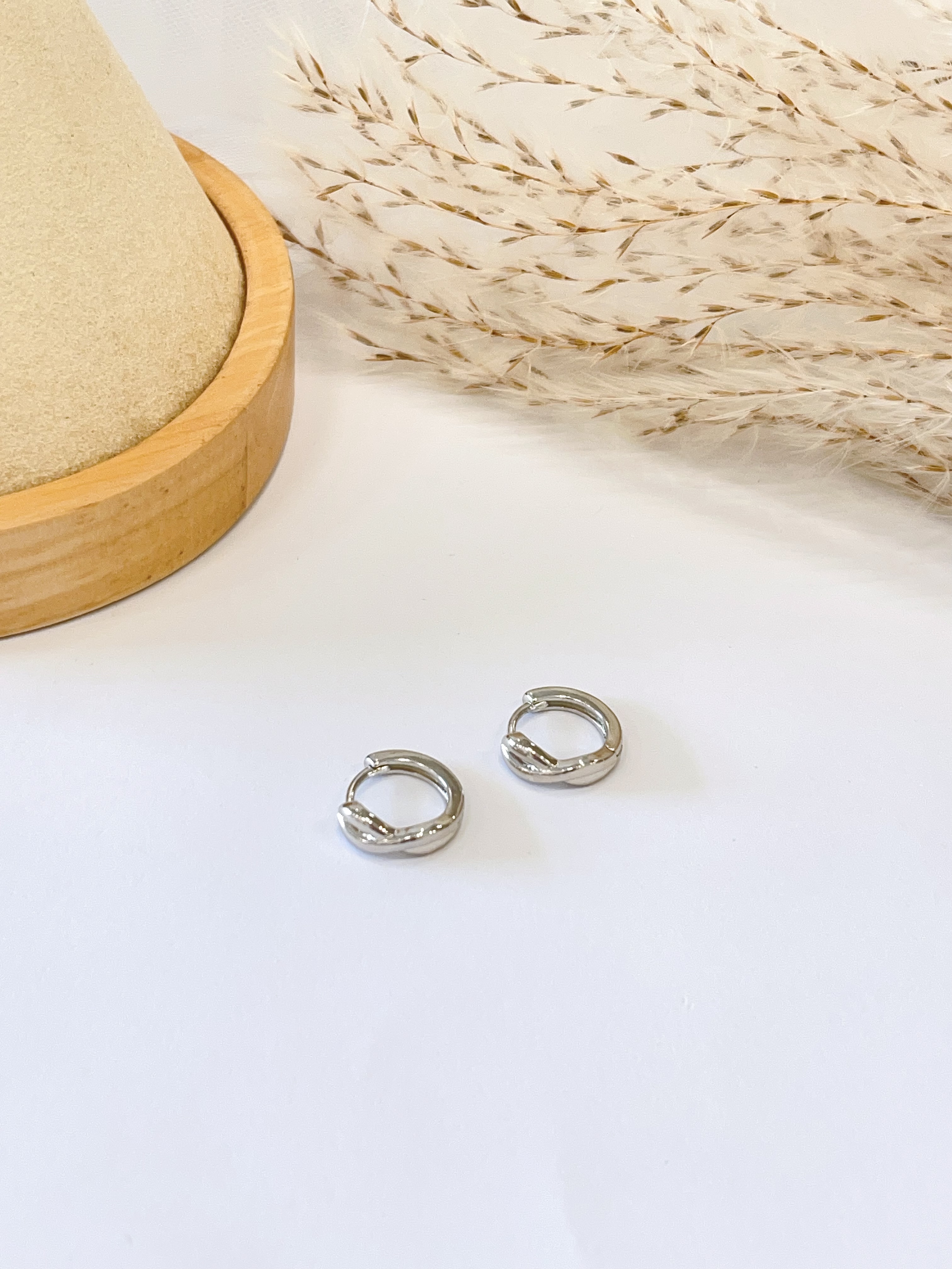 交叉线条设计耳环