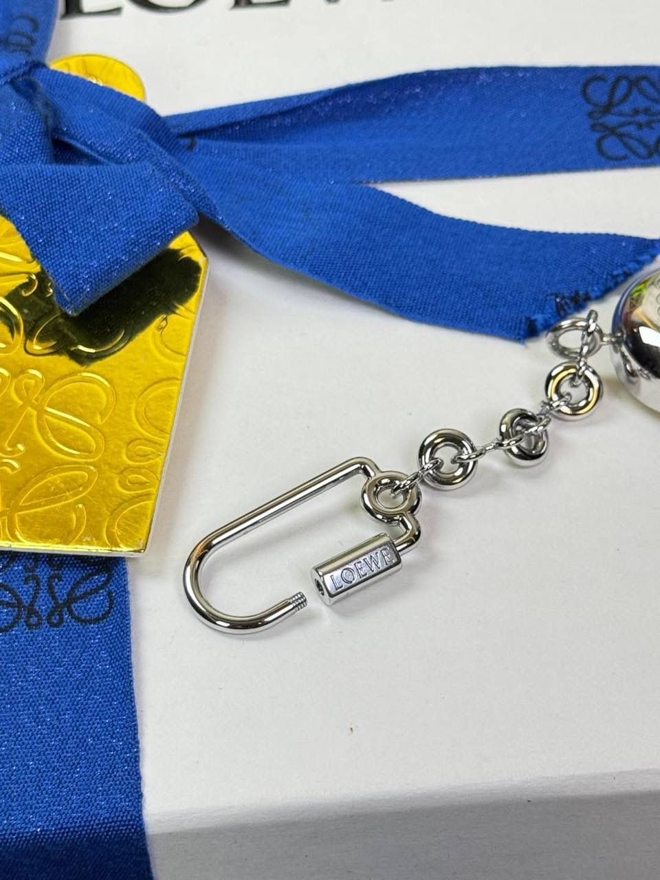 🎈罗家重磅出新👏吊坠出货啦♥️ ➖【金球/银球吊饰】 不仅仅是装饰，更是时尚的追求。可搭配所有包包👜，也可以搭配所有服饰，腰带等，让穿搭变得与众不同，精致时髦😍