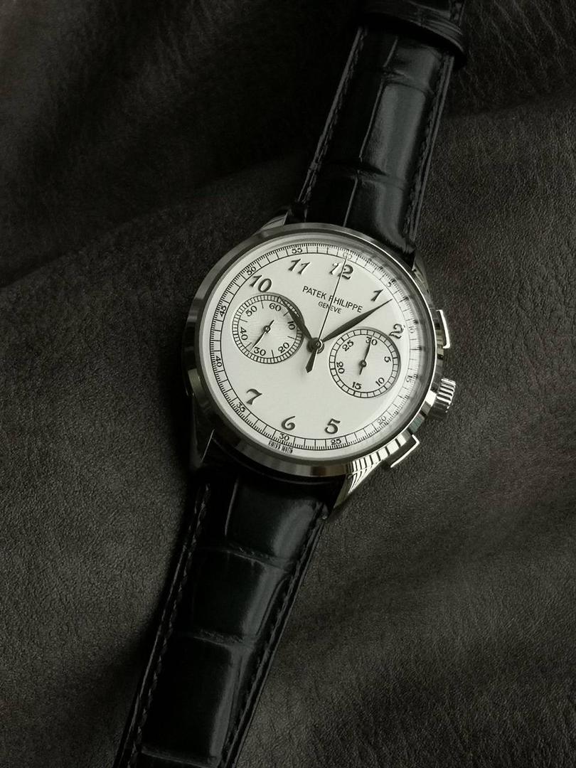 百达翡丽复杂功能时计5170G多功能腕表，堪称腕表精品当中的精品！😍✨🔥 腕表直径为42毫米，作为一款男士腕表，它的表盘大小适中。为我们奉上对称的美感，整个表盘的布局大方得体，包括了如此之多的功能的同时，又不会让人觉得繁杂。 机芯采用了7750机芯完美还原正品诸多功能，提供了强大的时间衡量功能。意大利牛皮表带，专属的灯笼扣，任何季节，任何场所，任何职业人均适合佩戴，让手腕佩戴得更舒适，让气质绽放。此款腕表具有30米防水功能，满足大众日常生活，休闲度假必备腕表。 百达翡丽5170G可以说是腕表中的精品，功能方面的巧妙构思，外观上的合理布局，以及优越的机芯性能，无一不体现出百达翡丽的独特设计，一件经典的艺术品，一件完美的收藏品。