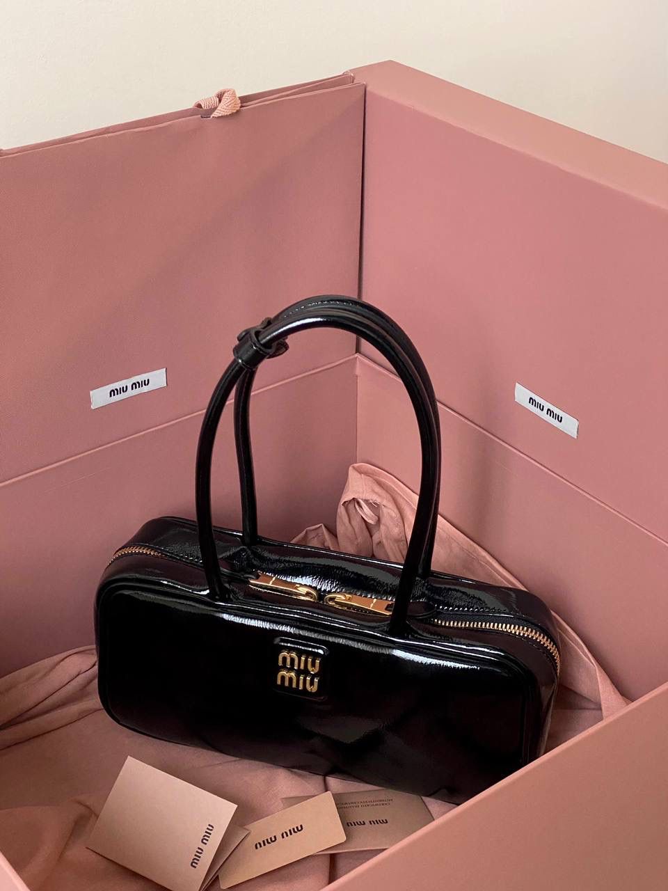 🈶漆皮黑 𝗠𝗶𝘂𝗠𝗶𝘂保龄球| 新面料来啦 漆皮色泽光亮自然饱满～ 皮面透着的皱纹仿佛湖面上的水波纹 无论是视觉还是手感，质感都很绝！ 27×12×8cm，#F0011m