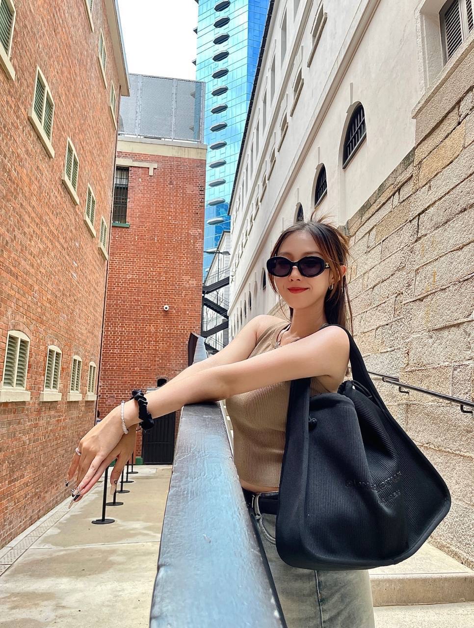 折扣✨訂貨📮 Alexander Wang large Ryan bag   大size 上到膊！ Size 38x30x11.5cm 放到電腦iPad A4文件超實用