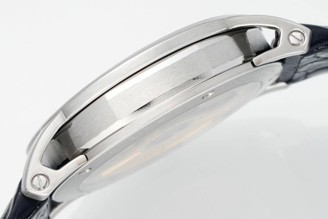 🚀新品CODE15210 系列 爱彼CODE 11.59系列蓝盘大三针自动上弦腕表，表壳直径为41毫米，这一尺寸的设定使得这枚腕表同时适合男士与女士佩戴。与此同时，表壳八角形与圆形融合的设计也让这一系列从一般的圆形表壳腕表中脱颖而出。 根据原版设计，圆形表壳内嵌入八边形中间件，镂空表耳顶部通过焊接固定于超薄表圈上，表耳底部巧妙地与表背构成完美衔接。表圈、表耳和表壳均经过缎面拉丝、斜面倒角与抛光处理。表壳厚度为10.7毫米，可以轻松的塞进衬衣的袖口中。💯🔥