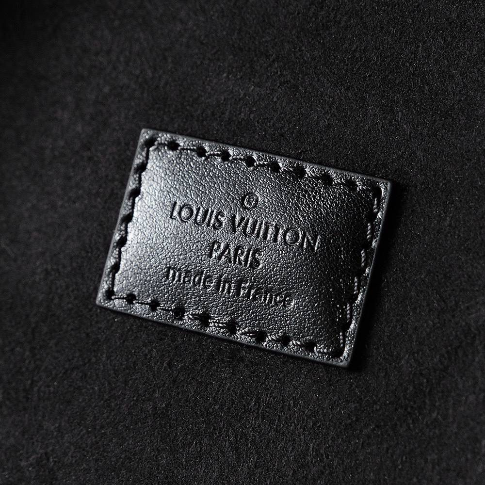 LV Vanity 手袋 👜✨ 📏 小号尺寸：15 × 17 × 15 cm 这款灵感来自经典 LV Cannes 化妆箱～ 半硬质包型，复古又高级 ✨ Monogram + Monogram Reverse 帆布拼接，很有 LV 味道 💕 设计优雅耐看，经典不过时～ 配有顶部手柄和可拆皮革肩带， 可以手提、肩背或斜挎，多种背法很方便 🥰