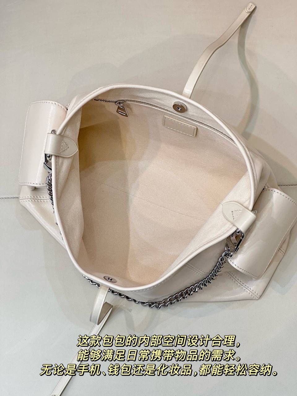 LV奶白色 Carryall👜✨ 噢莫噢莫！！ 奶白色的也太乖太奶了 一整个大心动了！！！ 全皮质感高级感满满💯 而且肩带是老花的 真的太爱了！🥹❤️