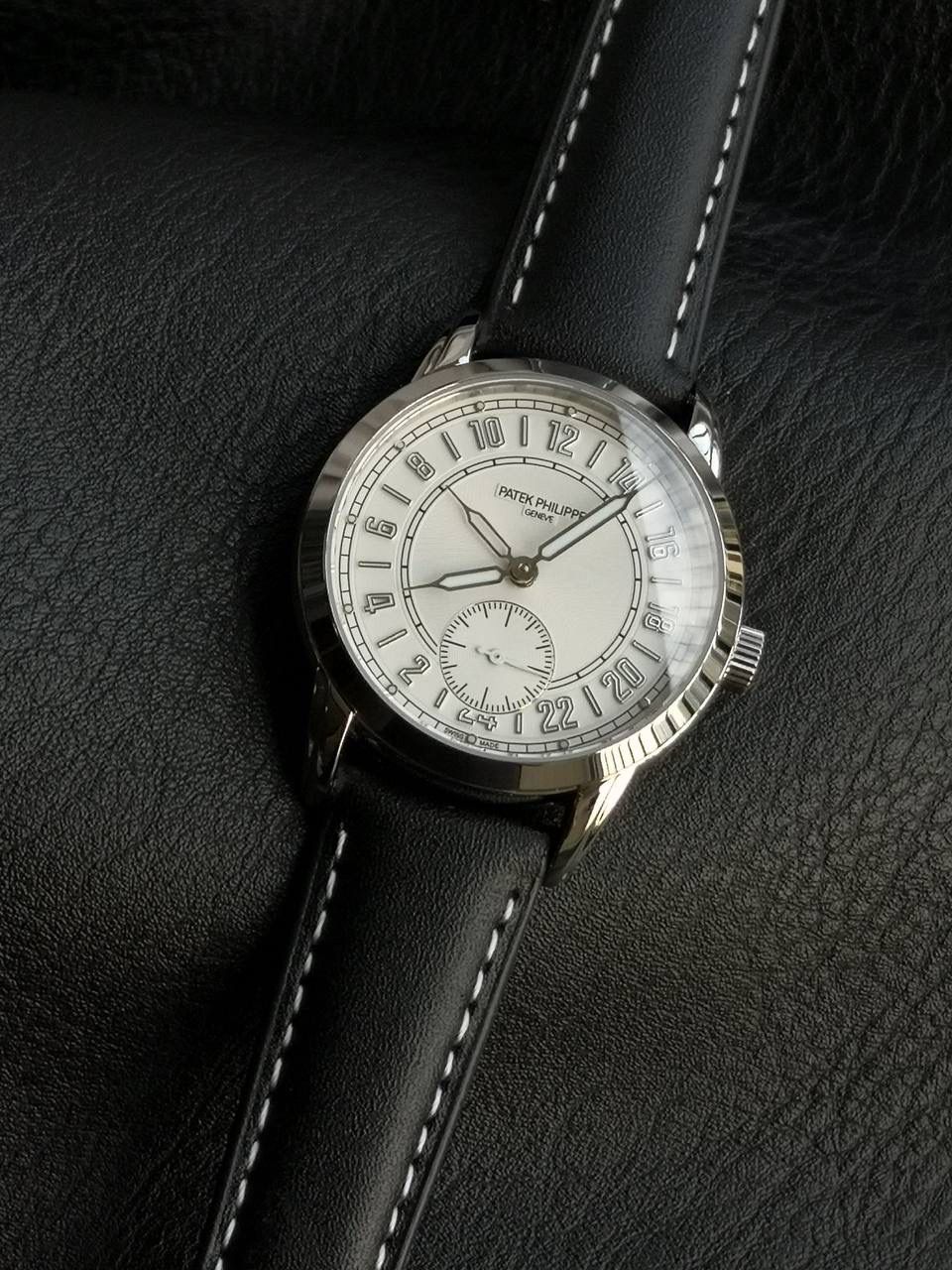 百达翡丽复杂功能系列5224R-001重磅登场，复杂时计腕表，以超复杂的工艺技术打造休闲运动腕表。 机芯采用复刻版31-260 PS FUS 24H自动上链机芯，在实现外观的逼真前提下，功能一并完美诠释。 改装大师独立制表人，倾情参与定制改装表盘颜色，给予独一无二的腕表增添有趣的灵魂！ 匠心力作 欢迎各位表友品鉴！