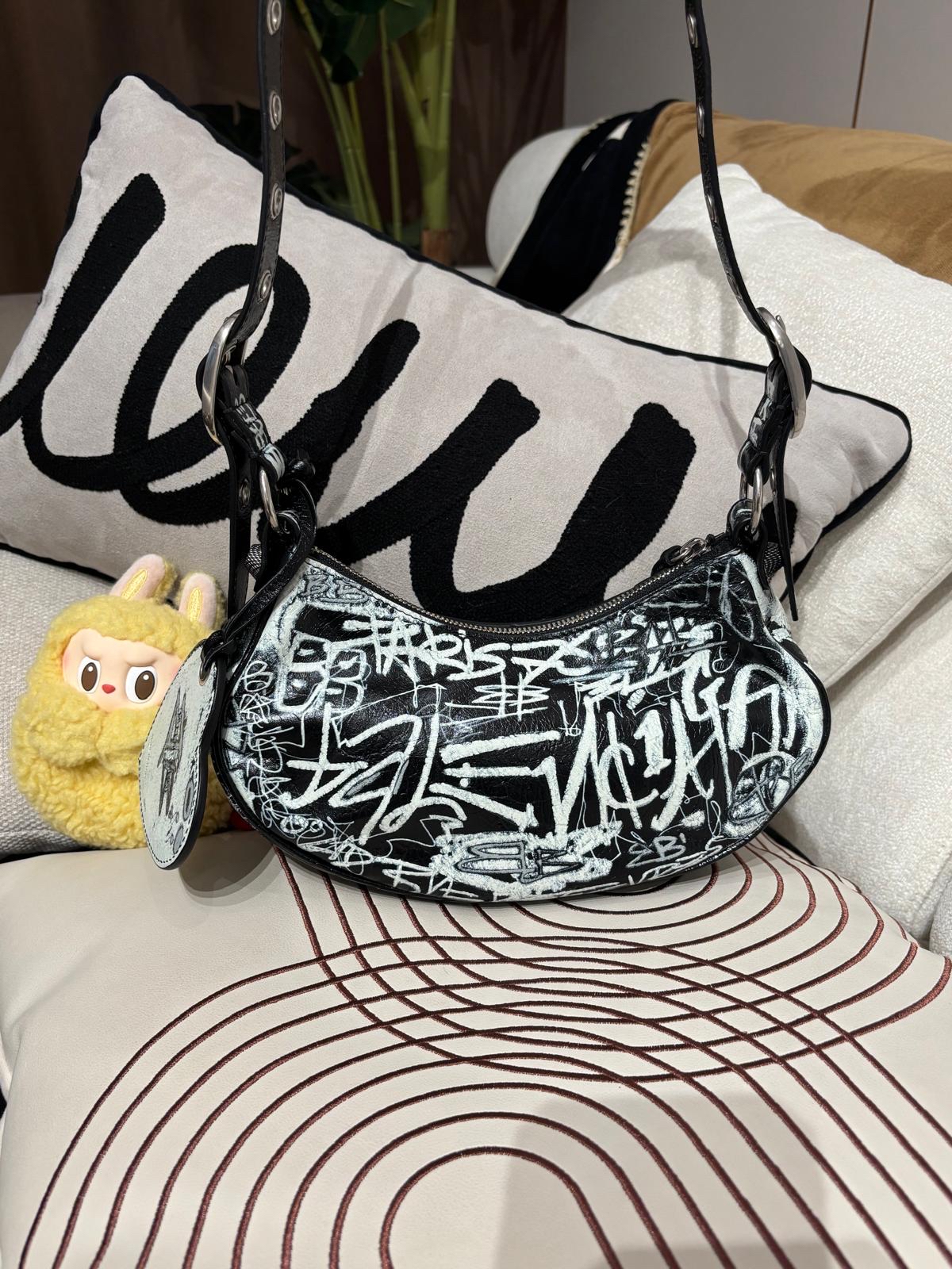 Balenciaga Shoulder Bag 100%Authentic, 98%New ✅Dust bag