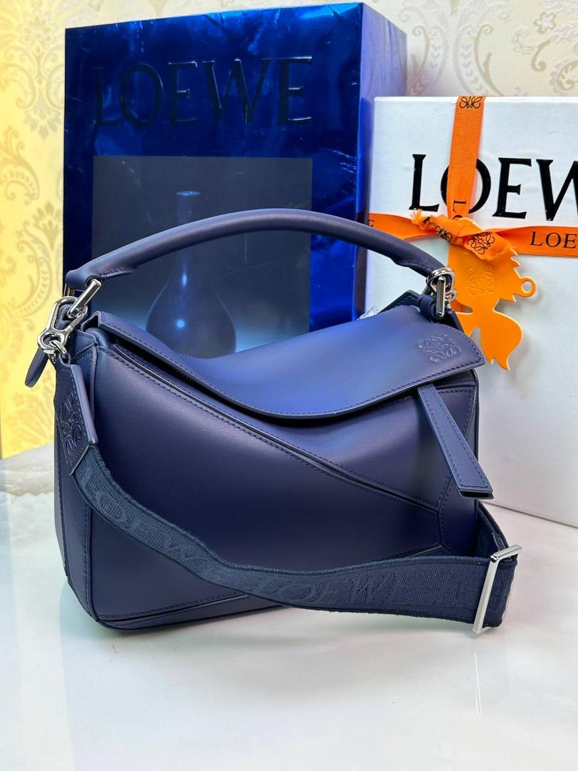 🅰️小号 𝗣𝘂𝘇𝘇𝗹𝗲最新版本❤️ ——（缎面/织带款） ✅经典拼图系列，不规则立体几何设计，最具辨识度的立体廓形和几何美学，顶级进口小牛皮搭配德国沙菲线，独家定制五金，𝗬𝗞𝗞拉链拉头 ✅容量超大，颜值高，四季百搭，新款自带可拆卸𝗟𝗢𝗘𝗪𝗘织带宽肩带‼️ 尺寸：𝟐𝟒-𝟏𝟎.𝟓-𝟏𝟔.𝟓𝐜𝐦 款号：061609织带款深邃蓝