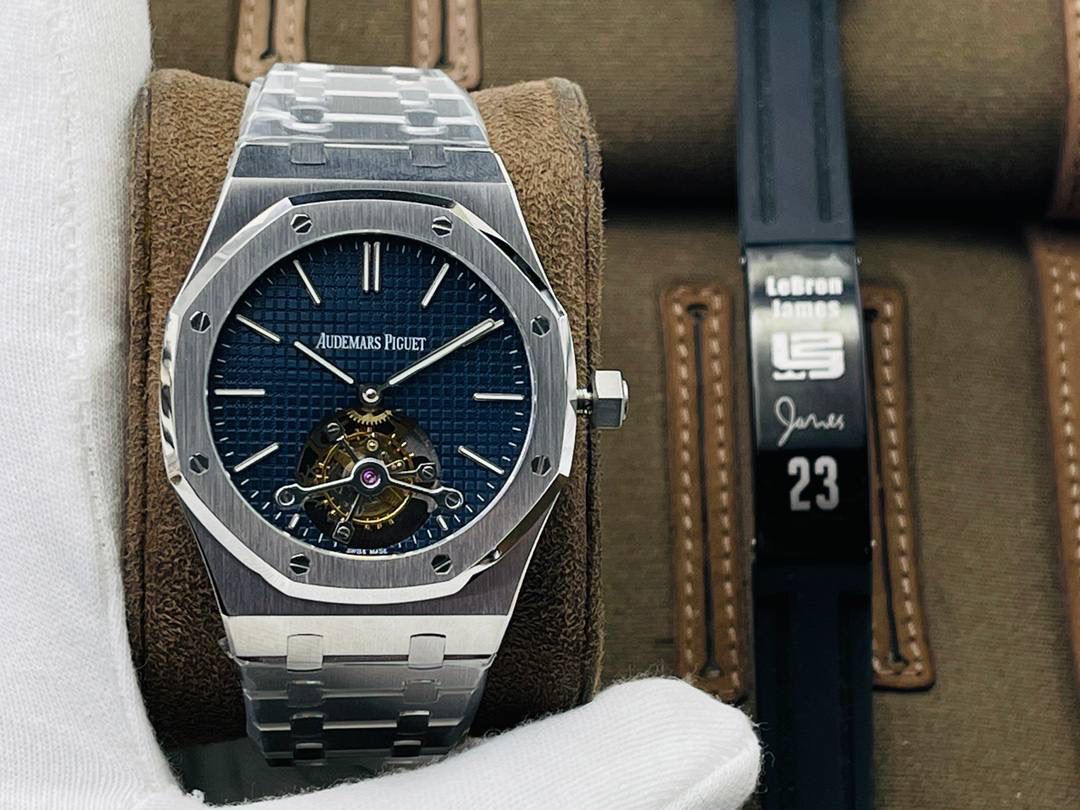 爱彼A P皇家橡树陀飞轮精品腕表 升级细节🔥 1⃣️独家订制Cal.2924机芯，动力储存68小时！ 2⃣️腕表依旧保留的八角形表圈、标志性的六角形螺丝以及经典表带！ 3⃣️皇家橡树系列超薄陀飞轮腕表在经典的“Tapsisserie”格纹上进行再度创新，形成了新的格纹“Tapisserie Evolutive”！熟悉又陌生的表盘格纹装饰带来全新观感，成为这款腕表的点睛之笔。 4⃣️表壳直径为41毫米，厚度为11.2毫米！