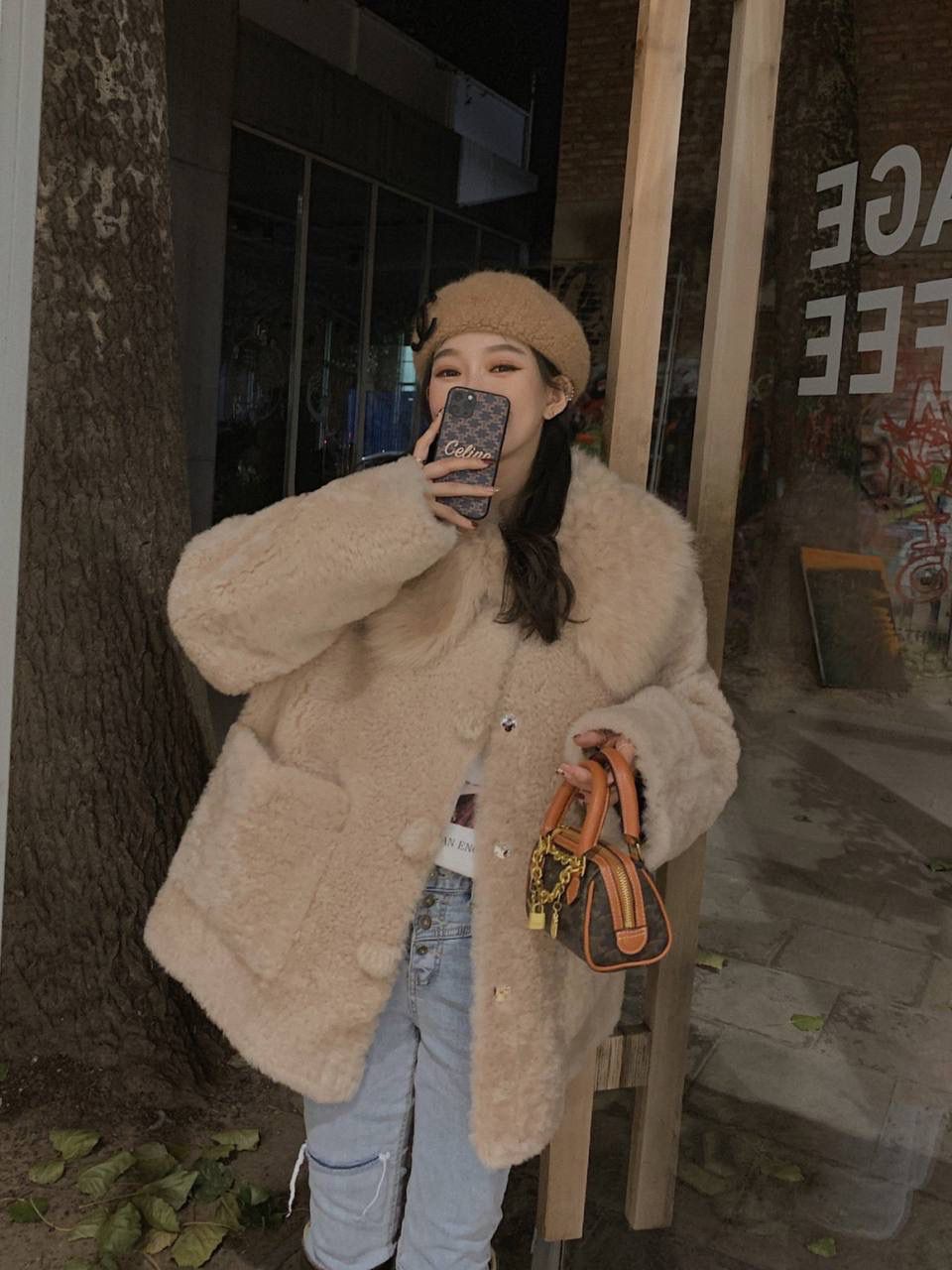 🔥大货实拍图 𝗖𝗘𝗟𝗜𝗡𝗘♥𝗧𝗥𝗜𝗢𝗠𝗣𝗛𝗘迷你波士顿 型号：195112 尺寸14*9.5*8cm 包包上的金色链条是亮点，敲时髦的，手拎肩背都好看☺️