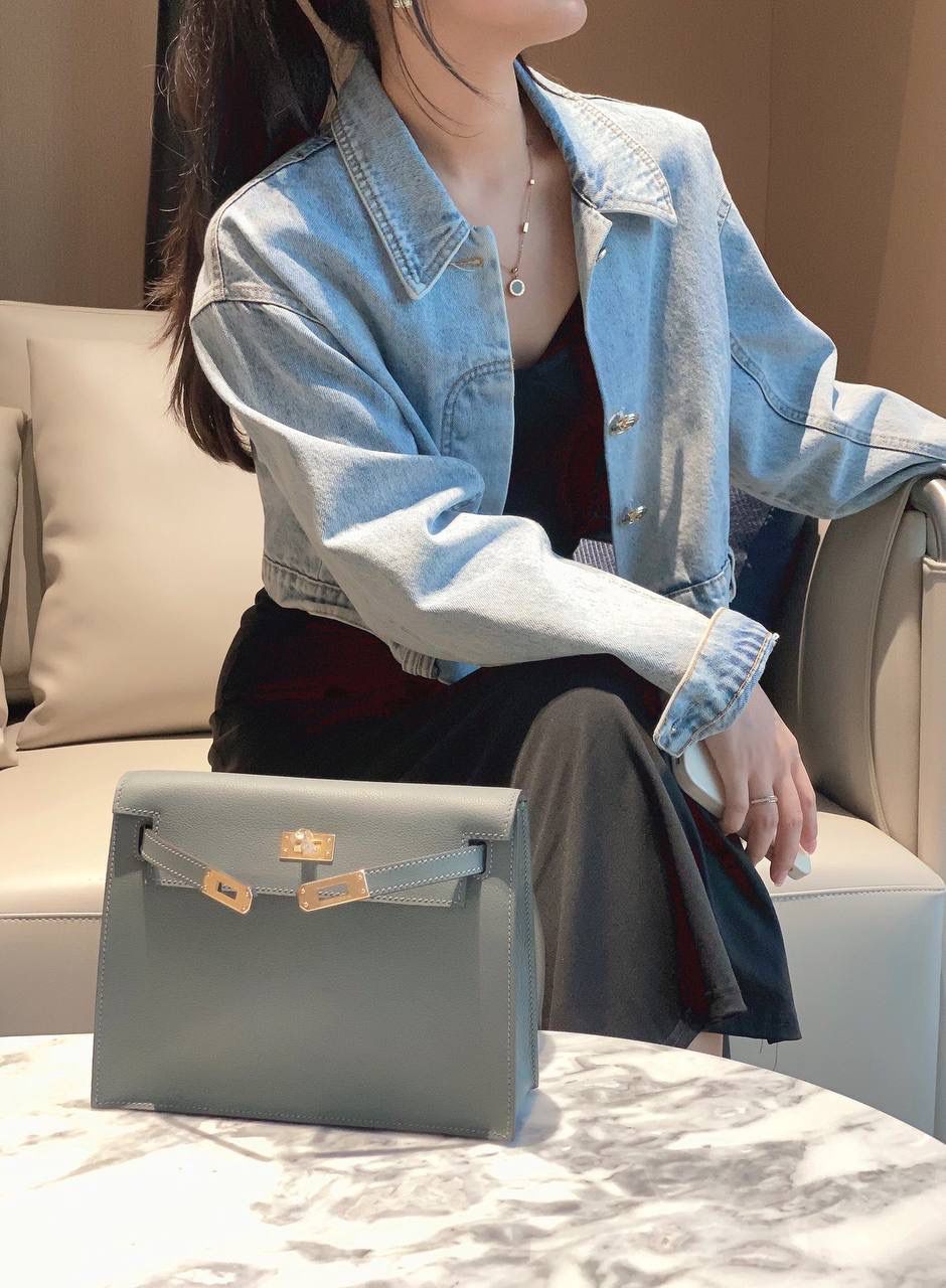 『杏仁绿·金』 ‘’Kᴇʟʟʏ ᴅᴀɴsᴇ • Evercolor 🎀 时尚圈就是一个圆！ 最厉害的就是六种背法： 斜背、侧背、肩背、腰包、背包、手包 集美们一定要安排起来‼️ 22Cm