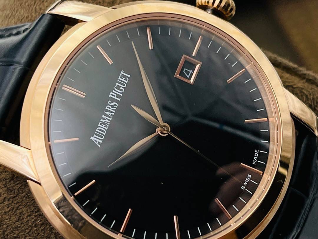 原版开模 市场最高版本 爱.彼 JULES AUDEMARS系列男士腕表！ 1⃣️机芯型号：2824改3120自动机械，透底设计！稳定零返修！ 2⃣️表径41毫米！ 3⃣️大三针简约表盘！ 4⃣️316L精钢壳套！