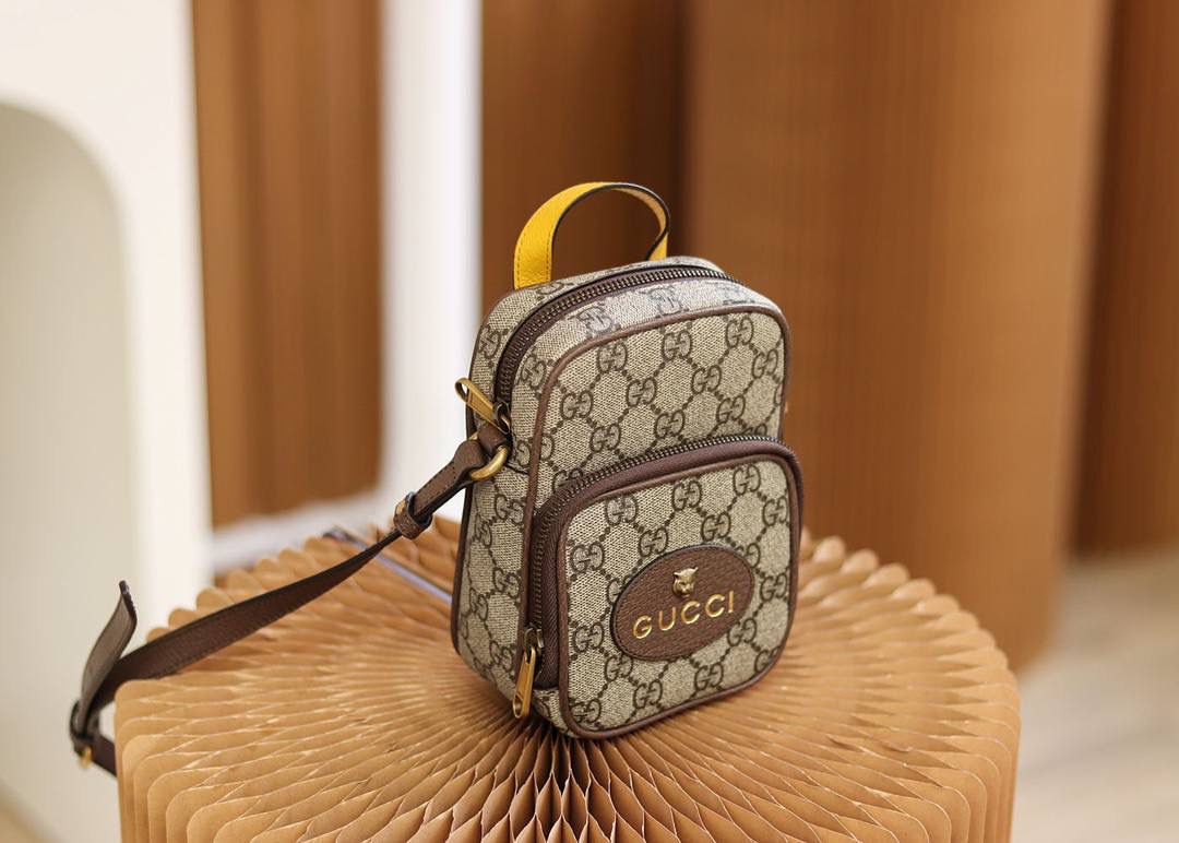 𝙉𝙚𝙤 𝙑𝙞𝙣𝙩𝙖𝙜𝙚迷你虎头包 原厂皮/纯铜五金 ✔️型号：658556 尺寸：12*16*7cm 这简直又是一个王炸款，又是一个男女都能共同拥有的情侣款，经典的元素搭配迷你的造型，标志性的虎头，正品不贵，但是真的超级好看，男女背都是非常帅气的味道，这是必须人手一只的节奏！🤩🤩