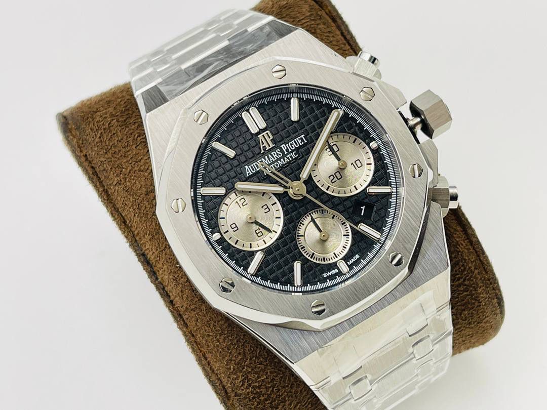 AP爱.彼皇家橡树系列26331OR多功能计时机械腕表41MM！ 1⃣️【机芯】7750改原装机芯 6字位小秒 功能与原装一致！ 2⃣️【表镜】表镜选用进口蓝宝石玻璃镜面！ 3⃣️【表壳】采用进口316精钢表壳，表壳通过拉丝和部分抛光打磨处理之后，忽明忽暗展现出精致而硬气的独特气质！ 4⃣️【头粒】头粒设计与专柜一致可以微调 佩戴更佳贴手舒适 经过多道工序的打磨和磨砂处理，终把AP特有的八角型表圈表达出棱角分明的线条！ 5⃣️【表盘】超强夜光显示，可以在任何环境下读取时间！