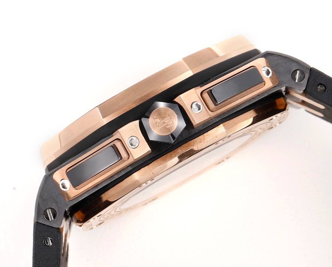 爱彼皇家橡树离岸型横空出世🔥💯引用全新的彩色陶瓷锻造技术，表壳与圈口的选料，不惜重本使用日本进口的氧化锆，无需任何颜料，以超高的压力与超高的温度锻造，形成超高密度的彩色陶瓷，再经过百里挑一，确保每一个成品都与原版毫无色差！CNC级别的打磨，将整一个表壳的边边角角完美处理，即使陶瓷，也做到毫不割手。圈口的拉丝，经过顶级的打磨技术，做到每一丝每一线都毫无断续，每一颗六角螺丝都与表框处在同一平面，拒绝一丝一毫的凸显与凹陷，诠释了何为顶级的复刻工艺！