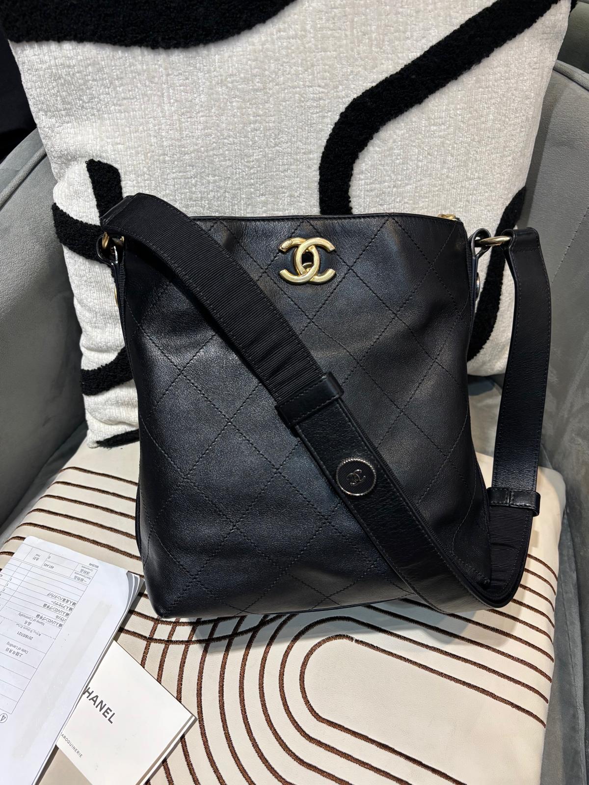 Chanel Button Up Hobo Bucket bag 100%Authentic, 95%New ✅收據✅card ✅dust bag 