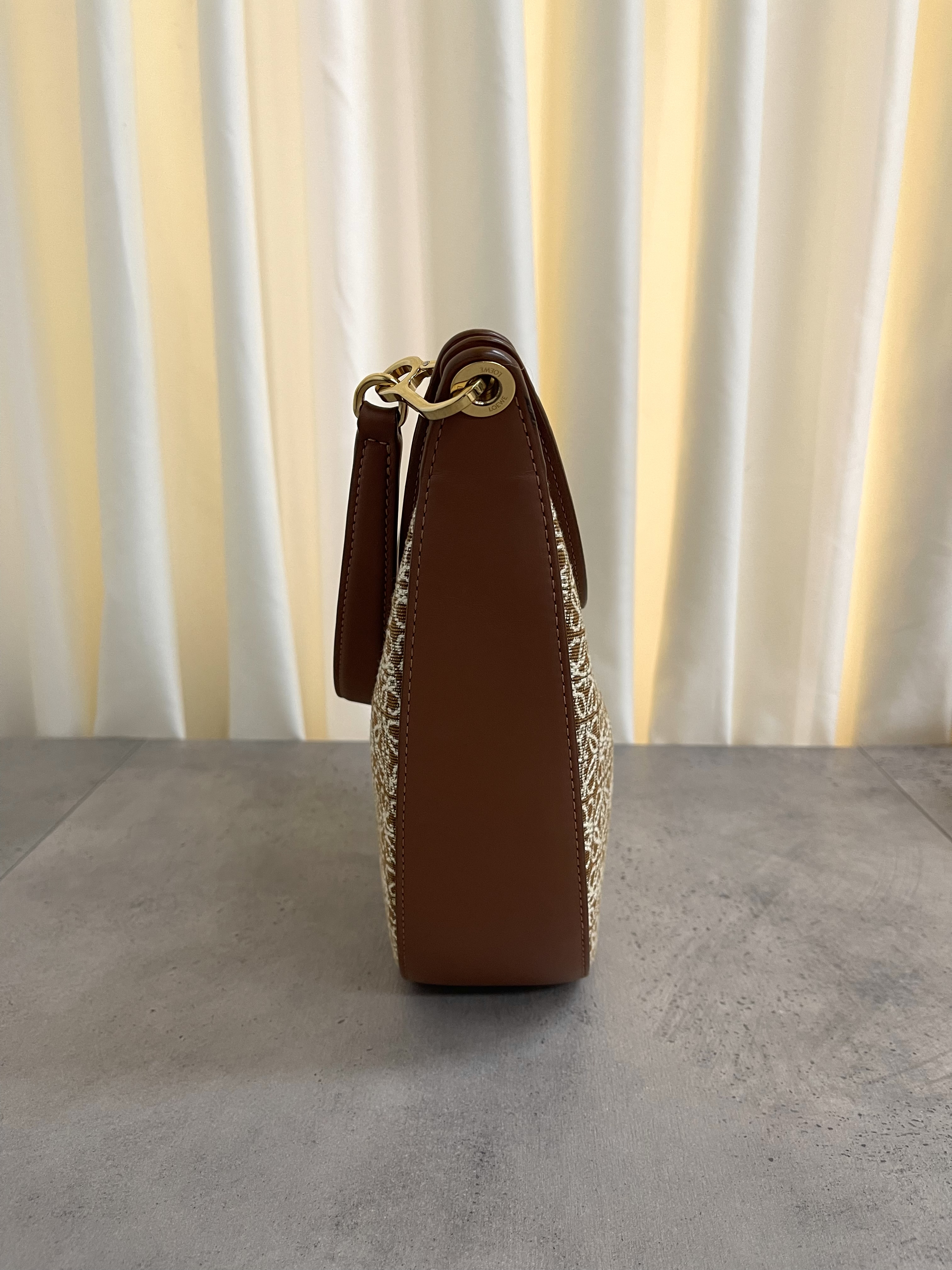 Pre-owned Loewe Luna Anagram shoulder bag/ Product Code: 26012405