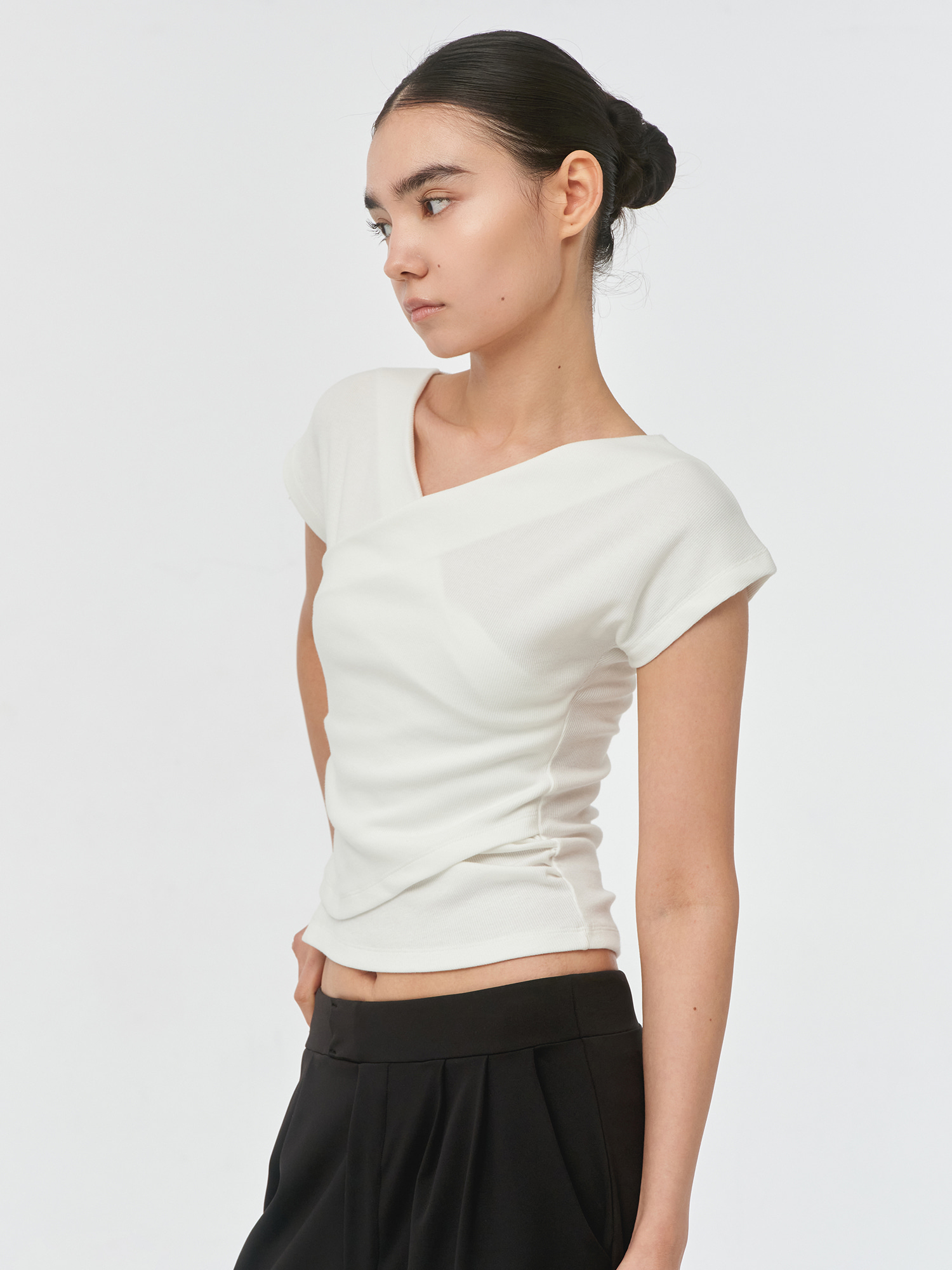 預購_V-neck Ribbed Shirred T-shirt by Conch