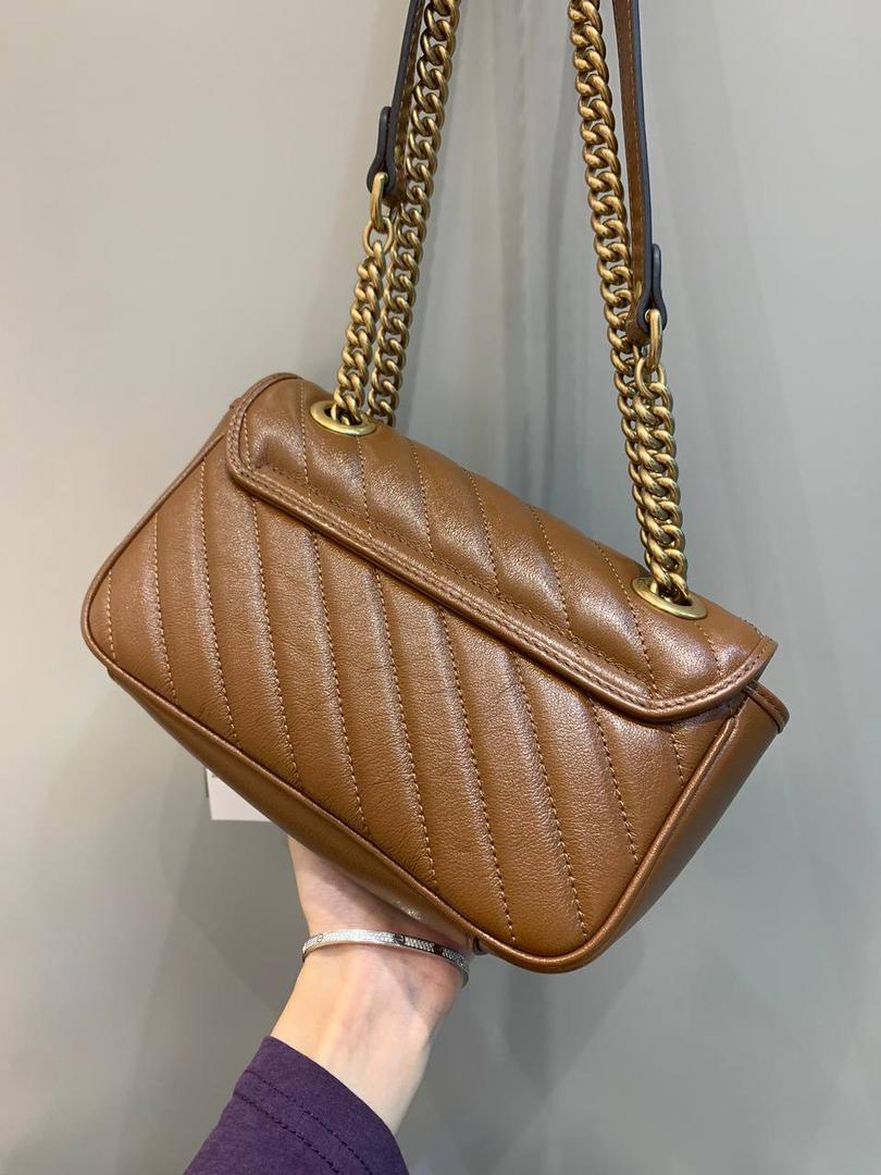 新背景实拍正品级 。经典款金扣焦糖色22cm‼️ 一只可爱的小金棕，终于等来marmont出新色了，而且不是那种让人扎眼的马卡龙色，这次是超级好看的焦糖色，这个颜色秋冬搭配衣服真的是绝了，现在用撞包几率也很低 所以赶紧买‼️ 型号446744；尺寸22/13/6cm