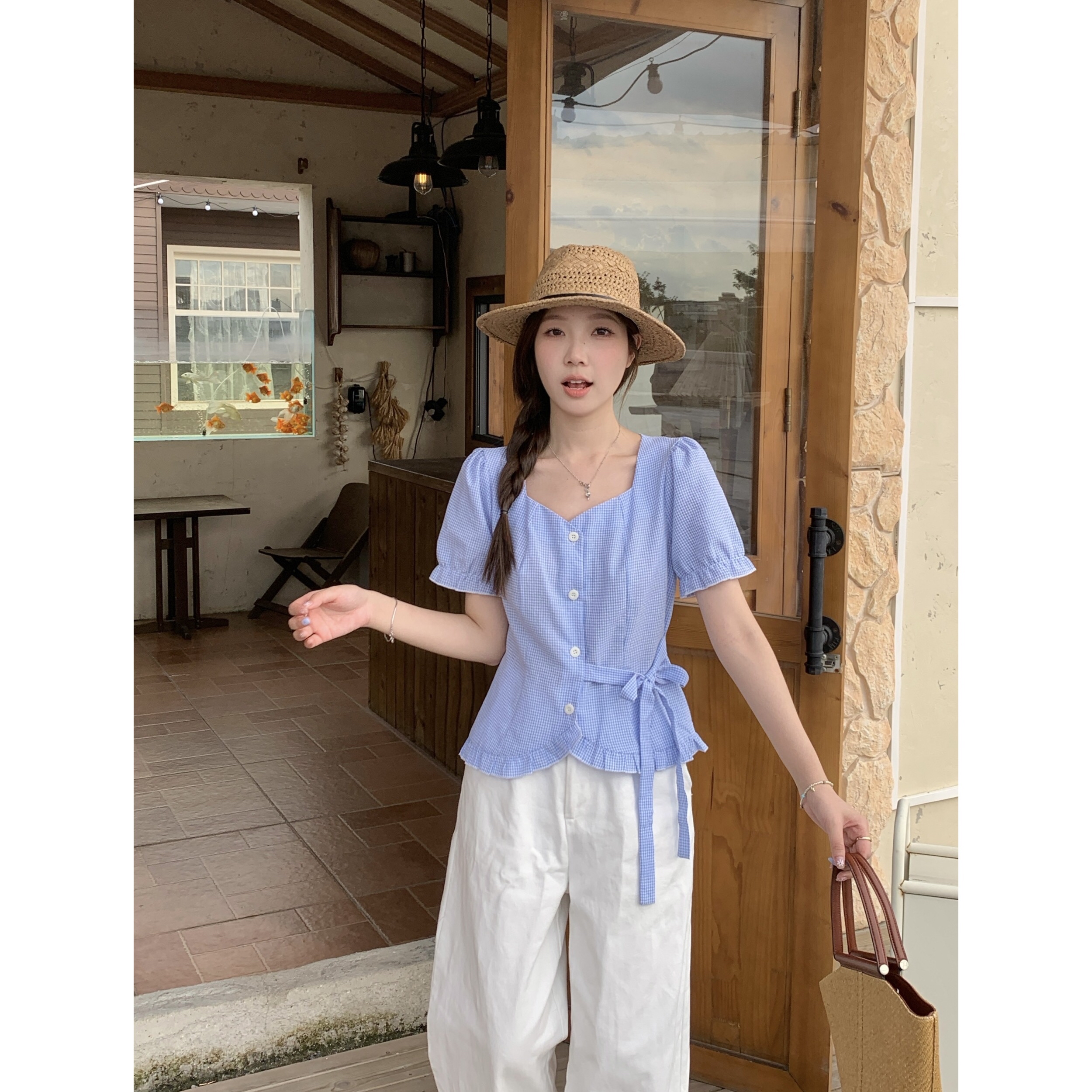 B38(80006) 法式格纹桃心领前排钮腰边系带下摆木耳边圆开角蓝粉上衣