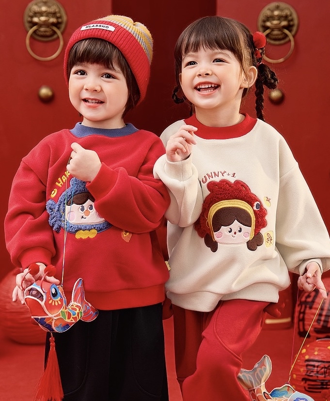 部分現貨🧨新年款預訂🧨兩色年年有魚卡通毛毛刺繡貼花抓絨衛衣