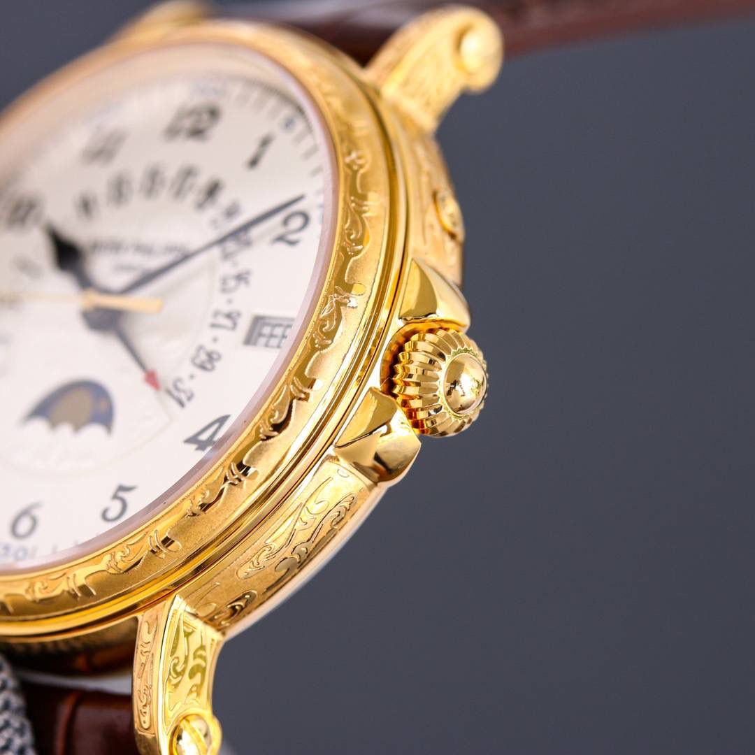 百达翡丽5159万年历腕表✨ 儒雅登场 38mm黄金尺寸+百搭表耳，大小手腕都适配，商务正装露半节超显贵气💼，上手舒适有分量，成功人士标配，戴出排面与底气🤩 ✅表壳精磨细造，温润如玉质感拉满 ✅冲压后盖衔接清脆，防水性能升级 ✅刻度指针贵金属电镀，质感更出众 ✅锅盖型微凸蓝宝表镜，通透辨时准 ✅贵金属钢印立体清晰，细节超规范 🔥定制Cal.324一体机芯｜更薄更稳，仿真度拉满 🎩意大利小牛皮表带+顶级灯笼表扣，通用原装，正装儒雅范儿拉满，人生赢家必备款！