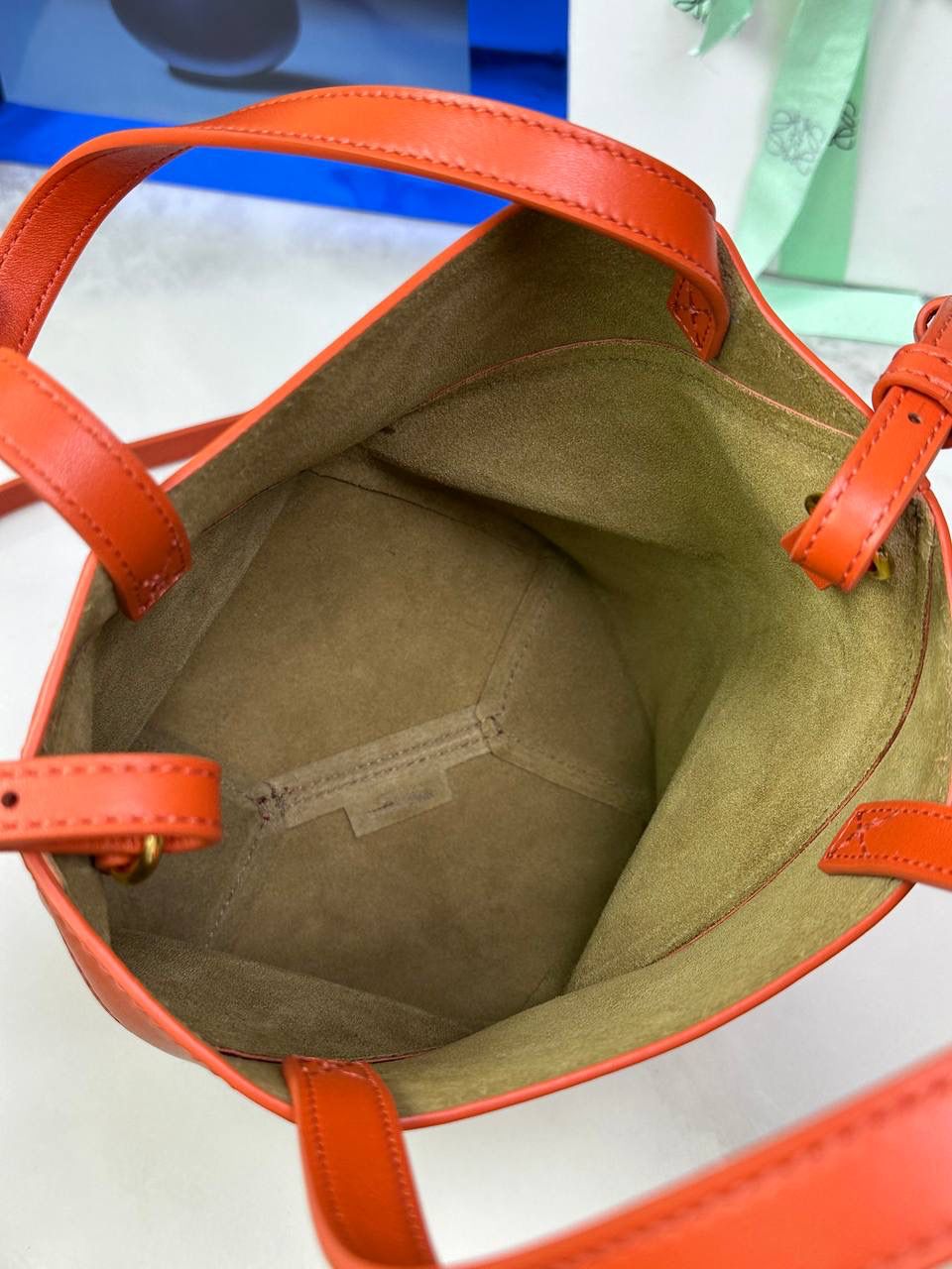 *𝐏𝐮𝐳𝐳𝐥𝐞 𝐅𝐨𝐥𝐝折叠手袋👜* ——全新【𝗡𝗘𝗪】升级‼️ 延续经典𝙋𝙪𝙯𝙯𝙡𝙚的标志性几何裁剪设计，新晋顶流🅰️𝙋𝙪𝙯𝙯𝙡𝙚 𝙁𝙤𝙡𝙚 𝙏𝙤𝙩𝙚以折纸包为灵感，升级成🉑完全折叠‼️的结构，立体与平面任意切换，出差旅行🧳必备单品。小牛皮材质轻且柔软，𝐌𝐢𝐧𝐢尺寸搭配一条可拆卸式肩带，手提，肩背，斜挎多样化背法✨ 尺寸：𝟏𝟔.𝟓-𝟗.𝟓-𝟐𝟎cm 款号：052322