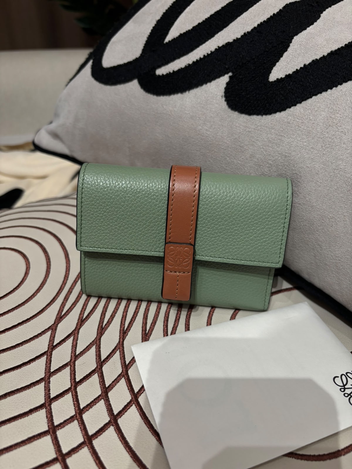 Loewe vertical Wallet Calfskin  100%Authentic, 98%New  ✅專門店收據✅dust bag  