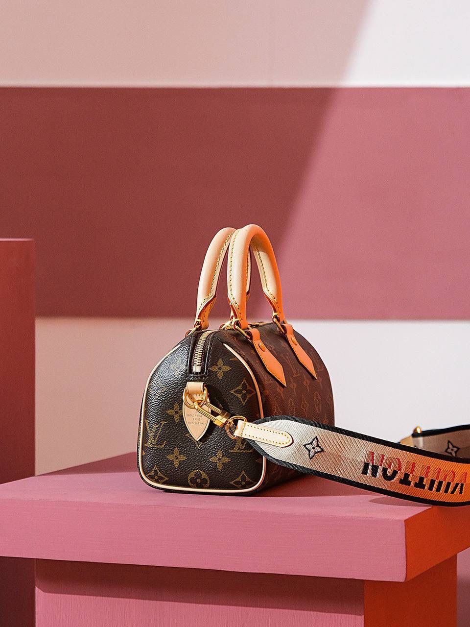 特级𝐒𝐏𝐄𝐄𝐃𝐘 𝟐𝟎系列 👜✨ 尺寸：20*13*12𝐜𝐦 作为𝐒𝐩𝐞𝐞𝐝𝐲系列 已经是小驴家族的经典王牌系列 一直都是𝐒𝐩𝐞𝐞𝐝𝐲家族的爱好者， 全新的𝙎𝙥𝙚𝙚𝙙𝙮新品系列，有一种炸眼球的赶脚， 🉑️拆卸🉑️调节的宽肩带设计，更是给人新颖别致的面貌！作为𝙎𝙥𝙚𝙚𝙙𝙮家族的新品，这个尺寸更加完美！又是一款爆款的断货王，颜值再次爆棚， 相对比𝙉𝙖𝙣𝙤的尺寸 它更加适合日常的使用，必须妥妥的收为囊中之物 巨好看！！🌼