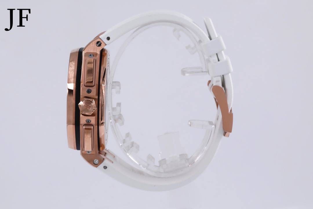 🚀品牌：AP 大熊猫🚀 系列：俗称金大熊猫 机芯：3126计时自动机械 材质：316精钢表壳 陶瓷圈 直径：42mm 皮带：橡胶表带 表扣：原装针扣 玻璃：蓝宝石水晶玻璃