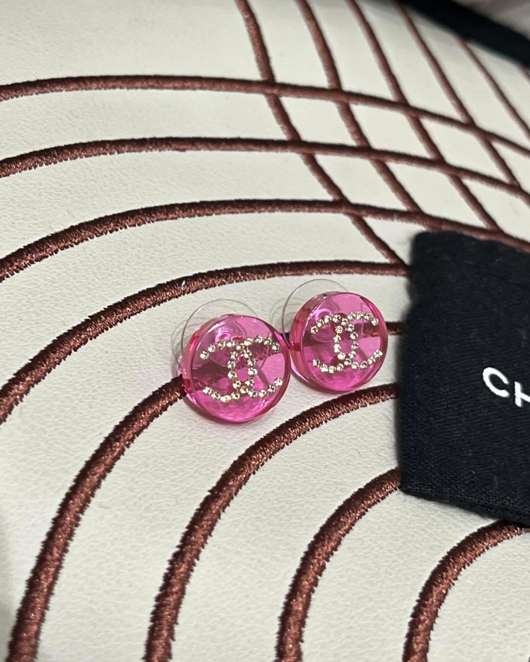 Chanel earrings round  100%Authentic ,98%new ✅Dust bag✅Box