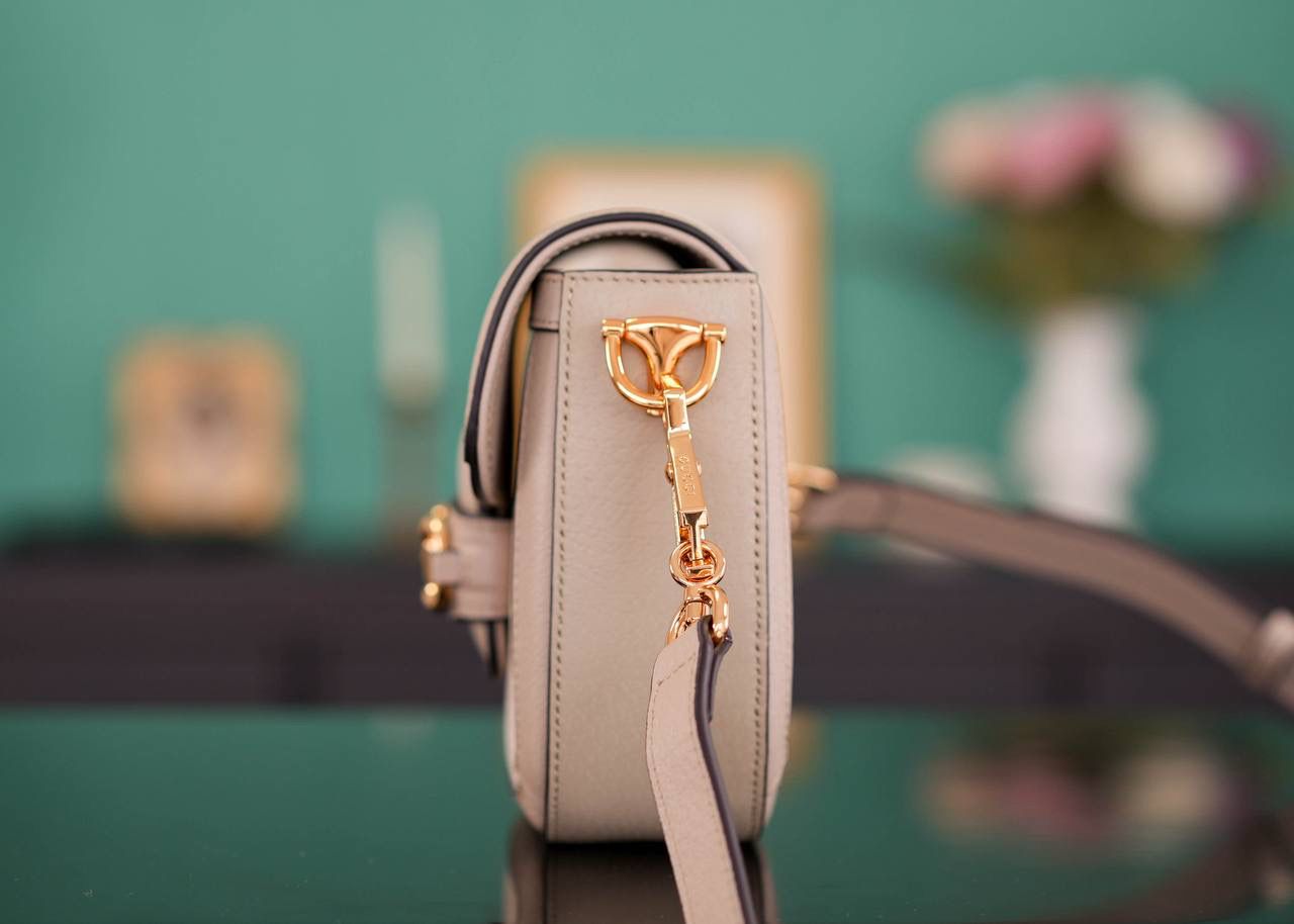 🥯Horsebit 1955系列迷你马鞍包 新款燕麦色20cm 正品售价,500 独家原厂皮发售 限量级别 GG家1955马鞍包已经火爆到人手一支的节奏，超级大爆款！ 这次出了迷你尺寸配可拆卸双肩带，简直超哇塞 马衔扣标志性设计，新款燕麦色很温柔，皮肩带布肩带任意更换~ 官方款号 658574 尺寸小号：20.5x14x5cm 大号：25x18x8cm