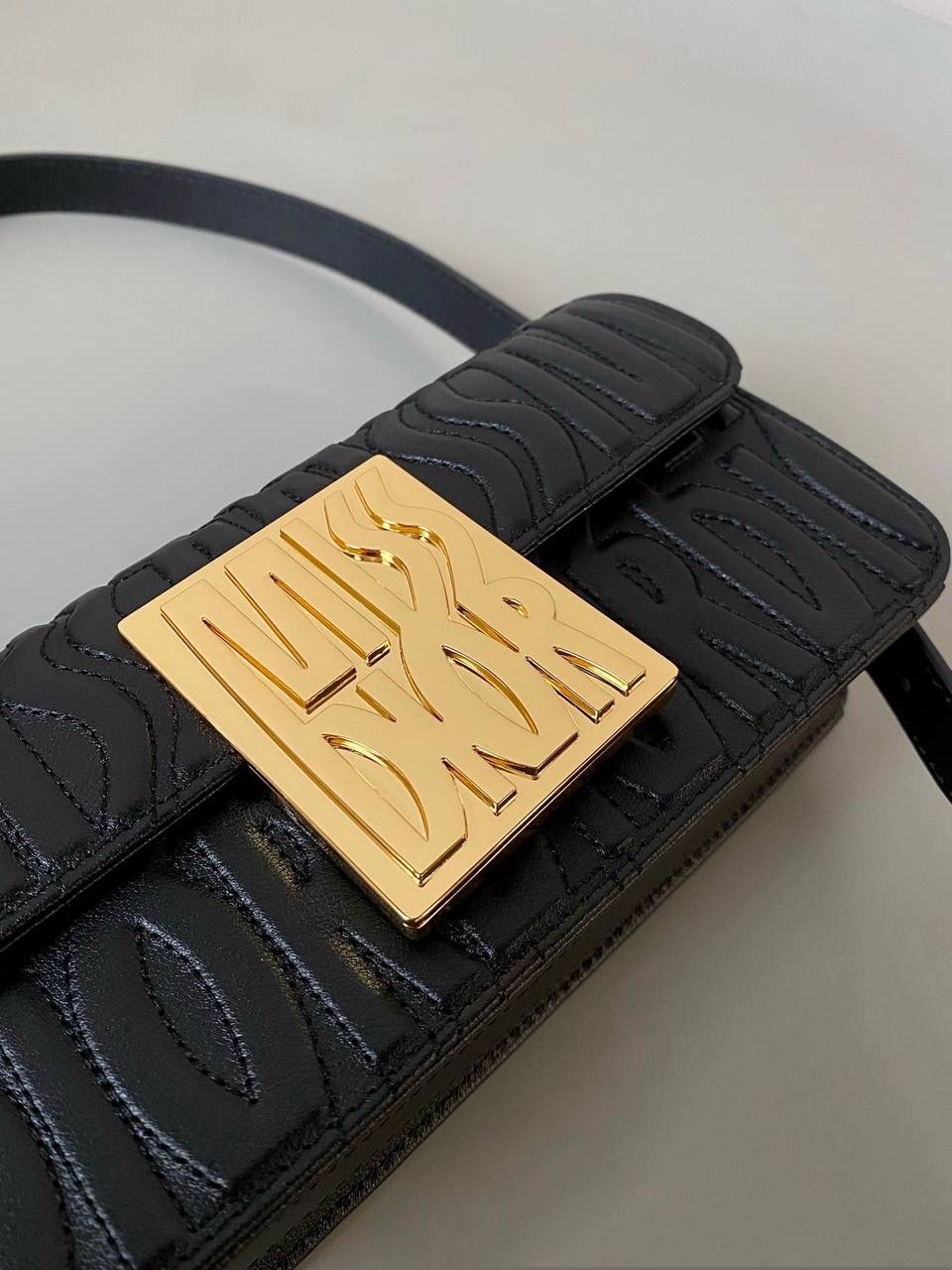 🈶黑色 𝐌𝐢𝐬𝐬 𝐃𝐢𝐨𝐫腋下包 哇！实物是超预期的 从五金到皮质都非常奢华，很好看 牛皮的材质有型又耐久， 立体的字母手感彰显个性！ 空间，日常通勤或约会都很不错哦 大小刚好，腋下背气质又时髦 22×11×6cm #3410m