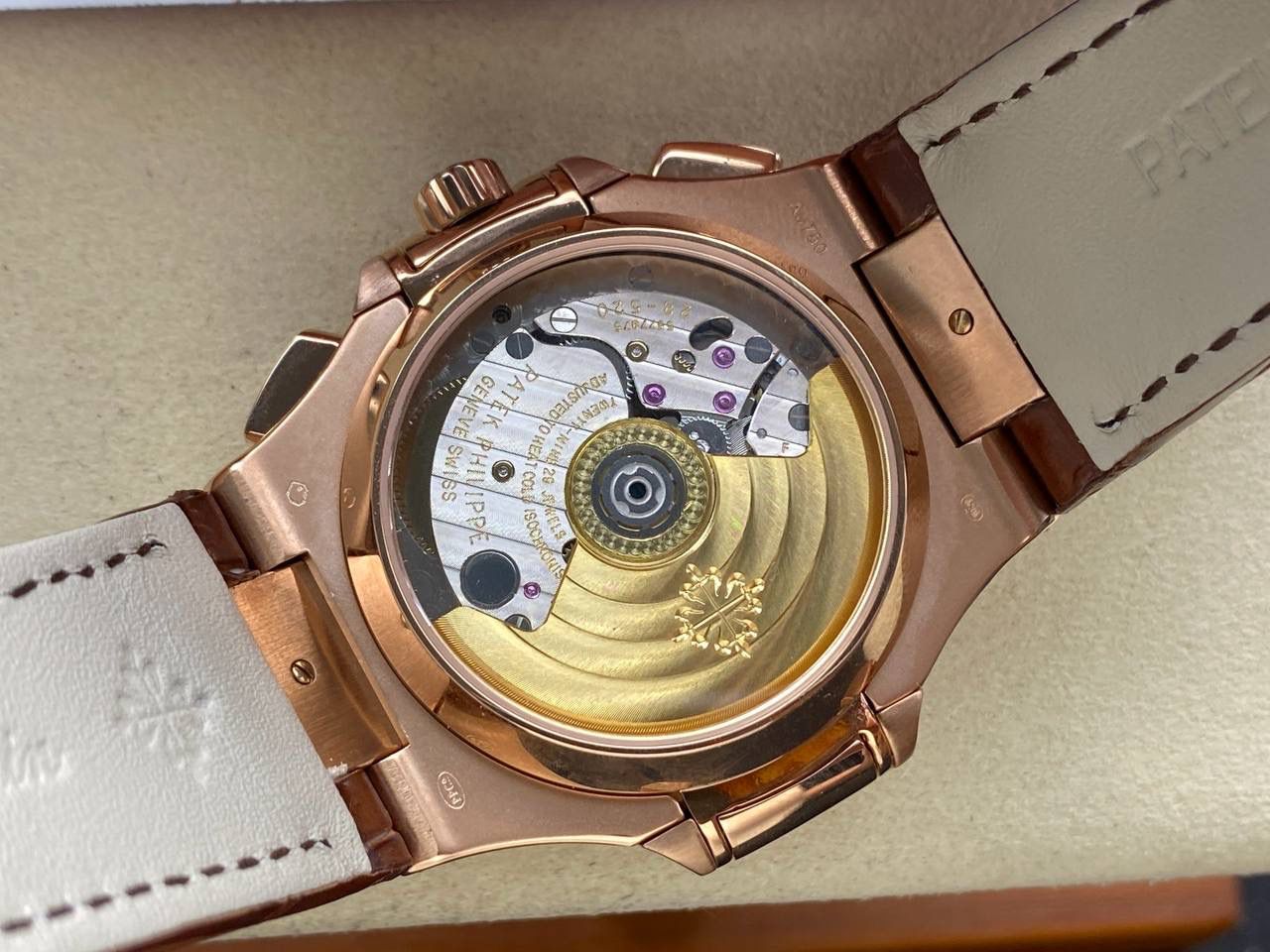 V2版真功能🌐真小秒！3K工厂 百达翡丽鹦鹉螺5980/1A-014多功能计时腕表V2版本，真小秒、真功能！【表壳】腕表尺寸40.5毫米，同正品一致的枕型表壳采用正面拉丝，侧面抛光的两种工艺组合，层次感分明，质感十足。尽显精湛工艺。【表带】采用原装表带一比一量身打造，每节表带的中央抛光部位，都能呈现钻石的形状，尽显高级质感。【机芯】3K厂采用定制版PP.CH28-520机芯，完美还原正品，时分秒，日期，和计时大秒功能。3K匠心之作，欢迎各位表友品鉴🌐